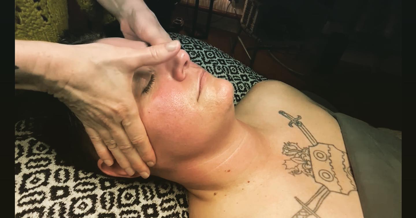 This could be you! If you haven’t been to my new Ravenswood studio, now is the time to check it out. It’s cozier than ever in here! I use my favorite products from @meauxco, @sorellaapothecary, @elixeroflifebylalchimiste, @shopbonnieskincare, @esthemax, @alexandria_professional, @satinsmoothpro and @fur_you in the treatment room! Brazilian Sugaring and Facials are my specialties! 💋