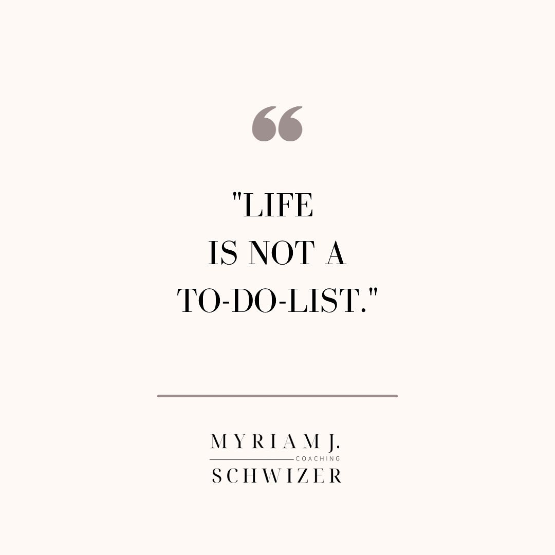 Meetings, da noch ein zusätzliches Projekt, Deadlines, oh das wollte ich noch machen, meine Vorsätze möchte ich dieses Jahr endlich einhalten, noch ein Post, einkaufen muss ich noch, dort noch eine Story, meine Mutter sollte ich noch anrufen…
Wir vergessen manchmal, dass das Leben keine To-do-Liste ist, die wir abarbeiten müssen. Im Rahmen meiner Ausbildung werde ich auch viel gecoacht. Dadurch lerne ich gerade (once more) wie wichtig es ist, auf sich selbst zu achten, sich ernst zu nehmen und für sich einzustehen - auch mal nein zu sagen. Ebenso mir meine Ruhe- und Reflexionszeiten zu nehmen und Dinge zu tun sowie mich mit Menschen zu umgeben, die mir gut tun. Dann bin ich ICH - in meiner Stärke. So macht mein Leben Spass und ich nehme es aktiv in die Hand, gestalte und geniesse es, nehme es bewusst wahr und vielleicht feiere ich es sogar hin und wieder!
Was ist dein Weg, dein Leben zu leben anstatt abzuarbeiten?