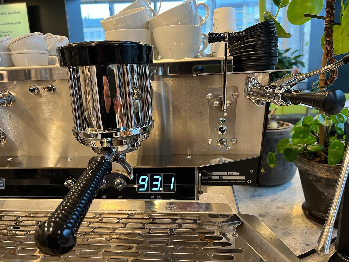 Första @kvdwespressonisticworks Slim Jim i Göteborg hamnar hos @rootsgbg i Stadsbiblioteket. Vi kallar den Steely Jim med sin råa finish, detaljrika sidor och feta shot timers.
#keesweek