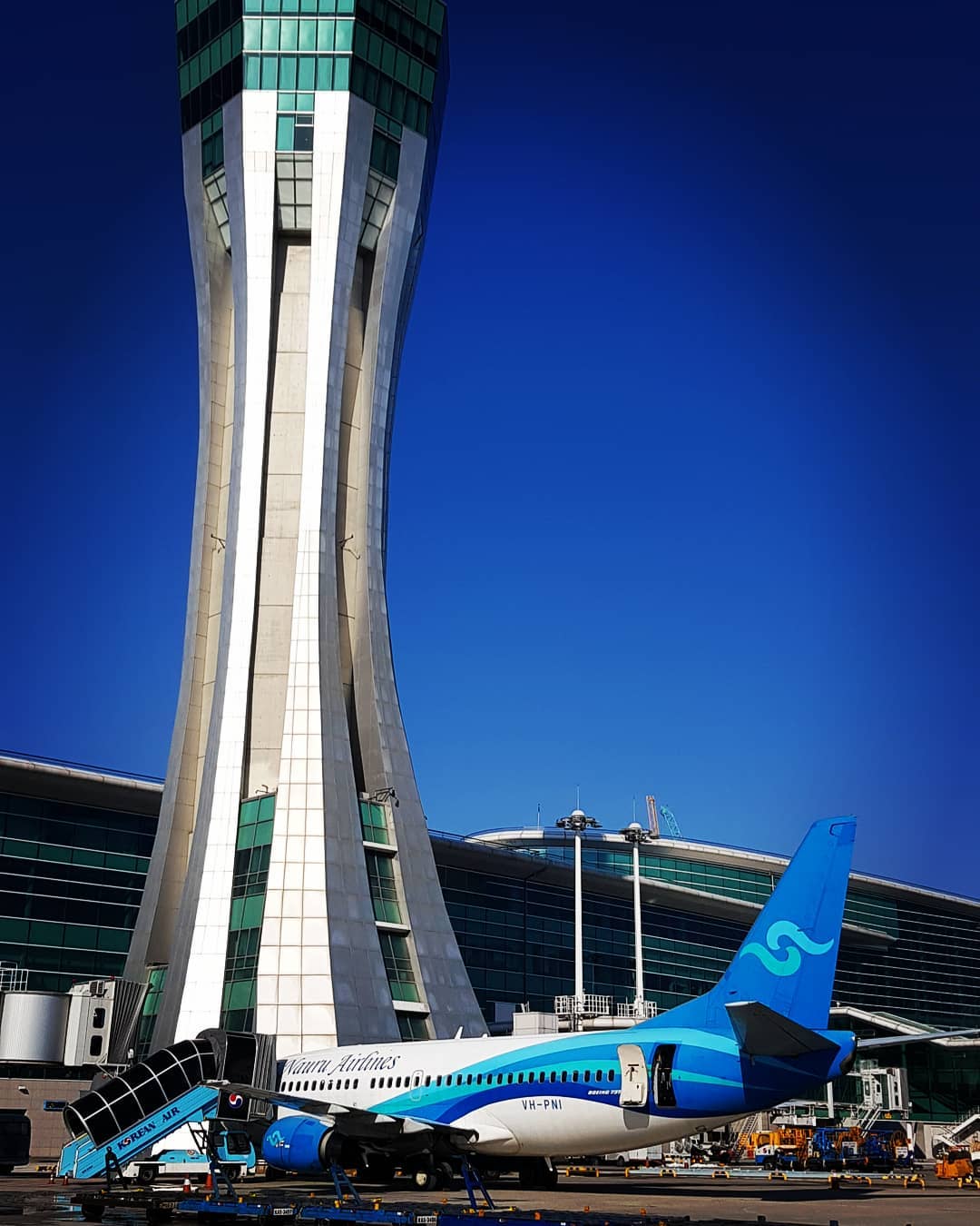 Welcome back to an old friend @nauruairlines.
We were so happy to see you in South Korea again. Sorry the temperatures are so cold 🌨
#infinitejetkorea #planexecution #groundhandling #airportlife #fbokorea #fboseoul #backedusfromdayone