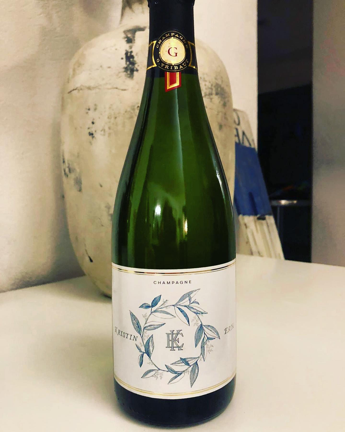 Thank you Erik & Kristin for sharing a beautiful photo of your unique Champagne, designed by @gailgosschalkillustration. We love it!