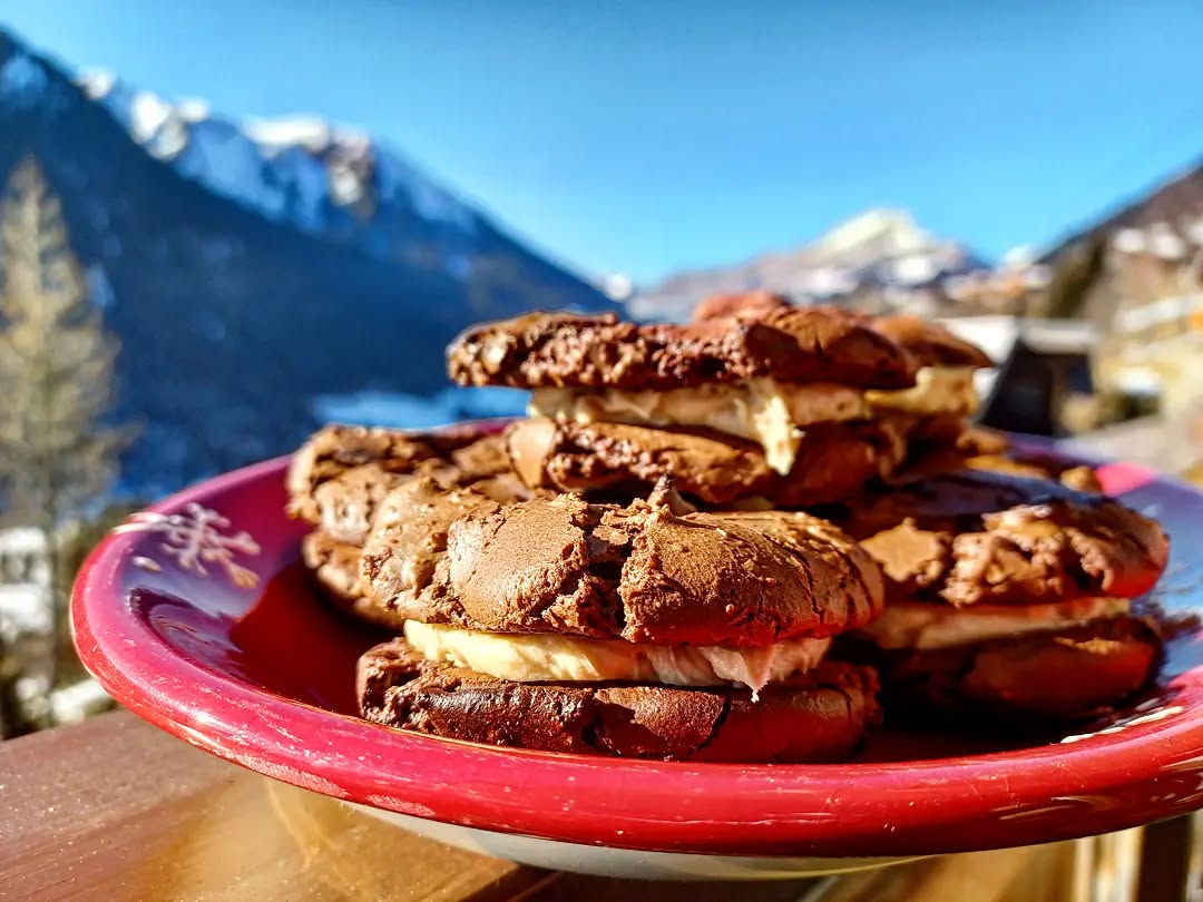 Après ski afternoon tea with a view @chaletlesloups 😍⛷ who wants a "brookie peanut butter sandwich" ? YES PLEASE! .... waiting for all the lovely ladies @skigoddessofficial when they get back. Yummy! #skigoddess #afternoontea