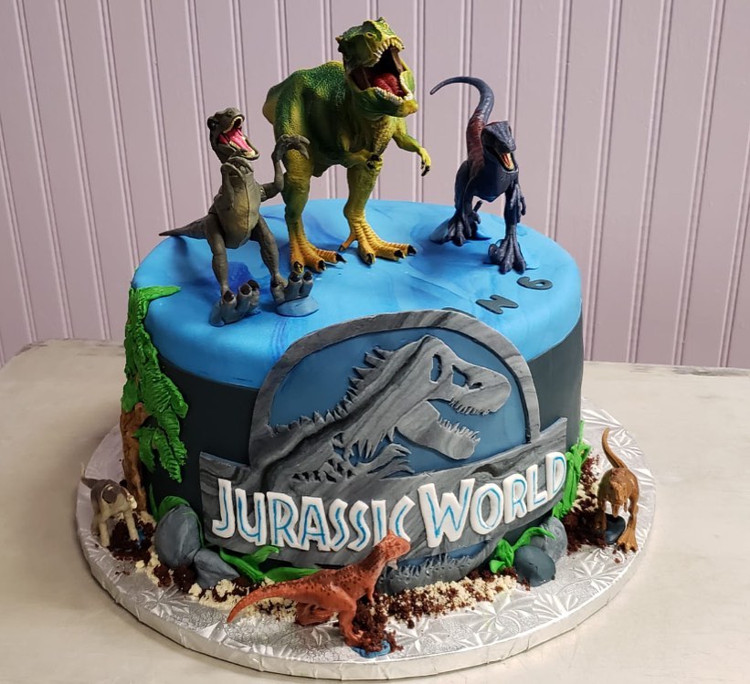 Here we have a Jurassic Park themed cake made from chocolate vanilla marble cake with 4 layers of dulce de leche and finished with fondant ! *insert Jurassic park themed music* 🎶