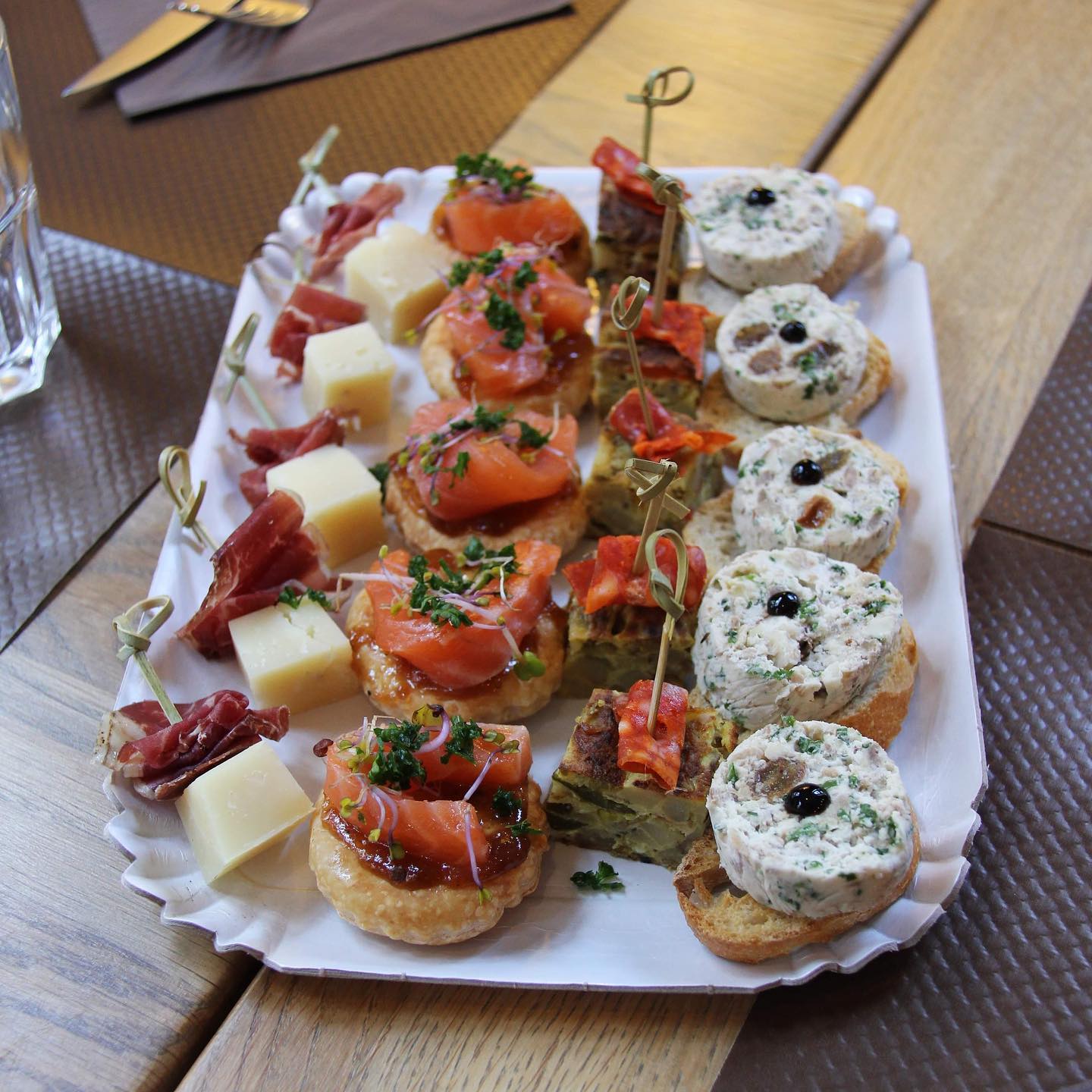 —> APÉRO <—
Nous proposons un nouveau plateau cocktail 20 pièces.
+ de renseignements sur notre site : pic-adore51.com
Dans l’onglet « traiteur »
#traiteur #tapas #piececocktail #apero #aperitif #repasfestif #dinnerentreamis #reimsgourmand #reimstraiteur #reimstagram