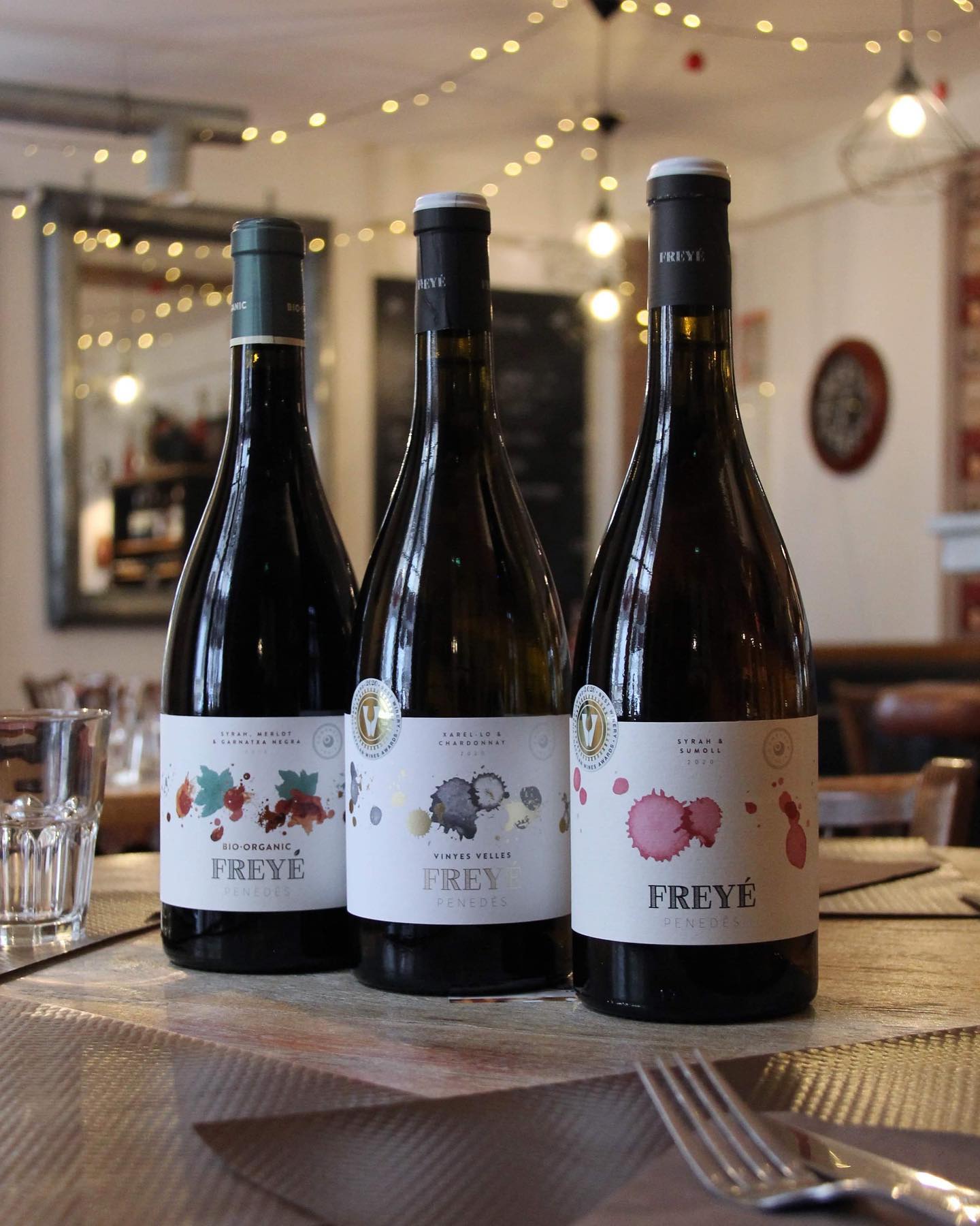 🍷« Nouveautés »🍷
Vins espagnols
• Bodega valleformosa: cette cave est situé dans la région de penedès nous avons sélectionné un blanc, un rouge bio ainsi qu’un rosé
• Marques de riscal réserva c’est un grand classique de la rioja
Présenté dans son bel étui, il peut faire un joli cadeau 🎁
#vinespagnol #epiceriefine #caveavin #rioja #vallformosa #marquesderiscal #vin #reims #restaurantreims #reimsgourmand #baravinreims #reimstagram