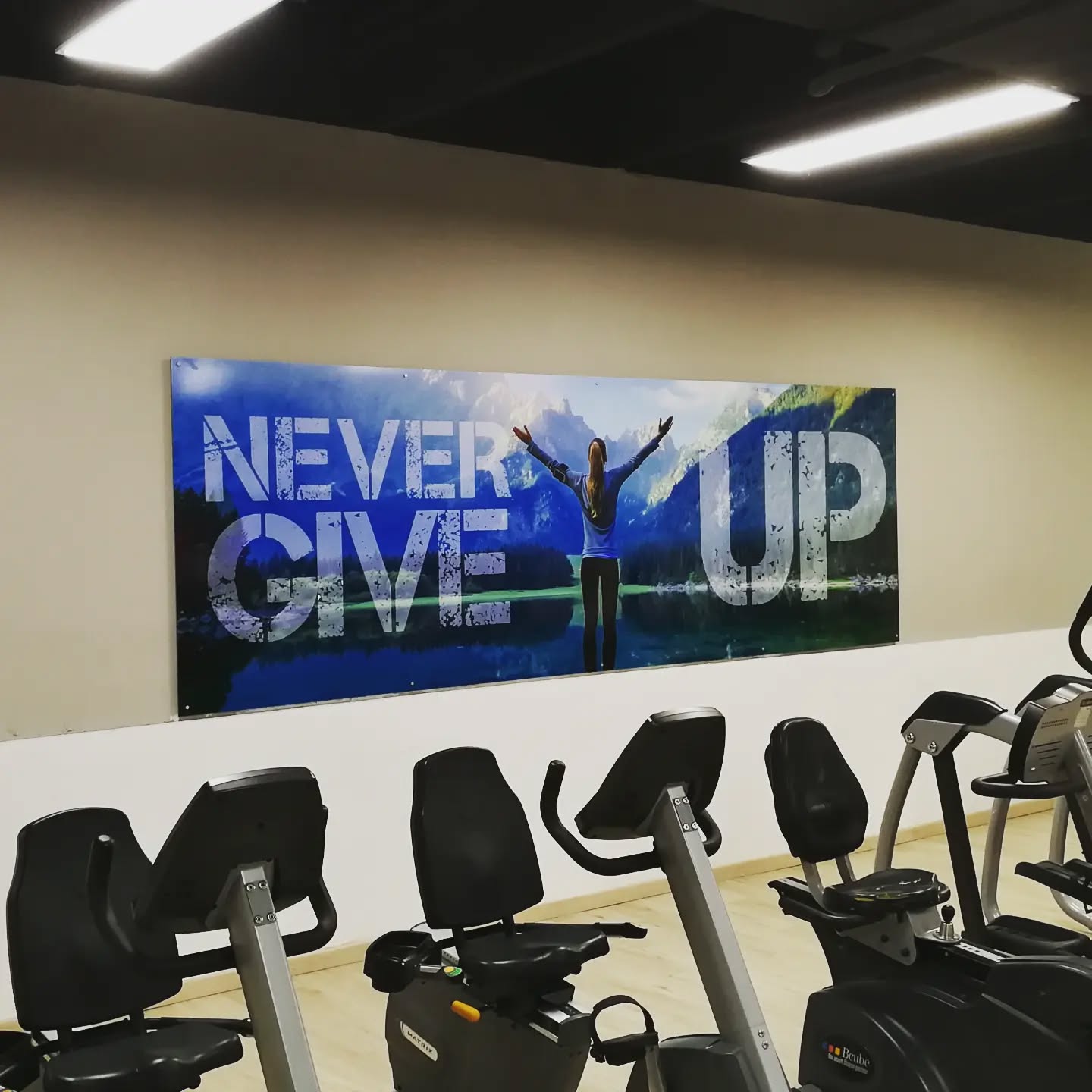 Cliente: FocusFit @focus.fit.centro
.
Lavoro: Pannello in dibond con stampa personalizzata e posato con distanziatori.
.
#fitness
#interiordesign
#print
#graphicdesign
#motivazionale
#interior