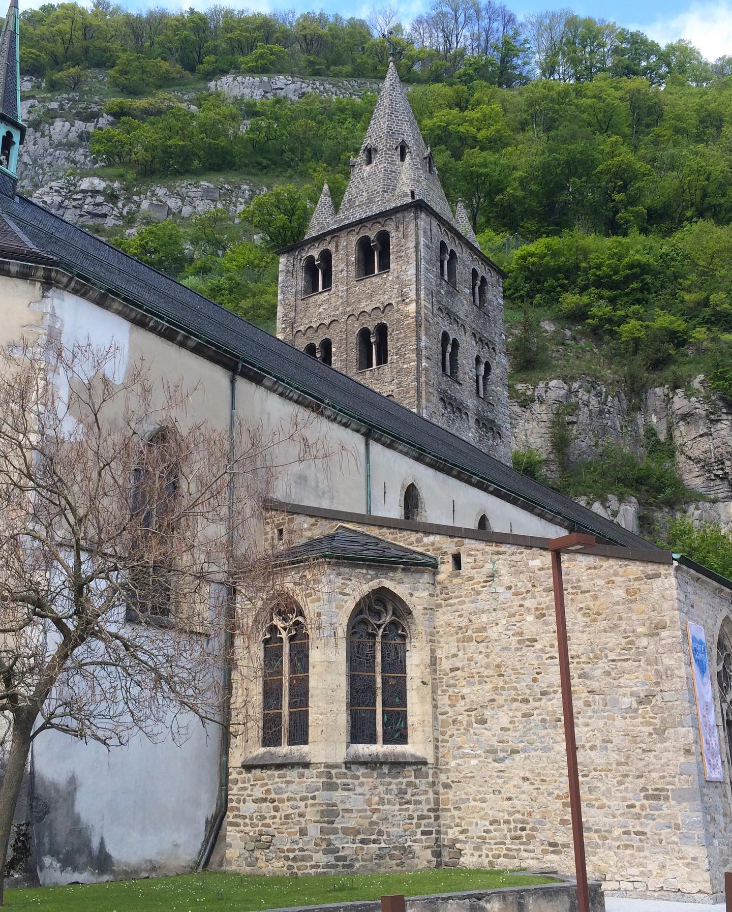 Die Abtei Saint-Maurice d’Agaune fasziniert und beeindruckt mich immer wieder. Diese Bilder sind schon etwas älter, doch hat mich der letzte Besuch dazu bewogen, das frühmittelalterliche Acaunum, wie Saint-Maurice vor dem 10./11. Jahrhundert hiess, zu einem zentralen Ort der Fortsetzung von #marcusvonarbona zu machen.
www.rafael-wagner.ch
#saintmaurice #burgund #wallis #aargau #thurgau #schwaben #schwabenländle #frühmittelalter #ostschweiz #historischerroman #historischeromane #mittelalter #gmeinerverlag