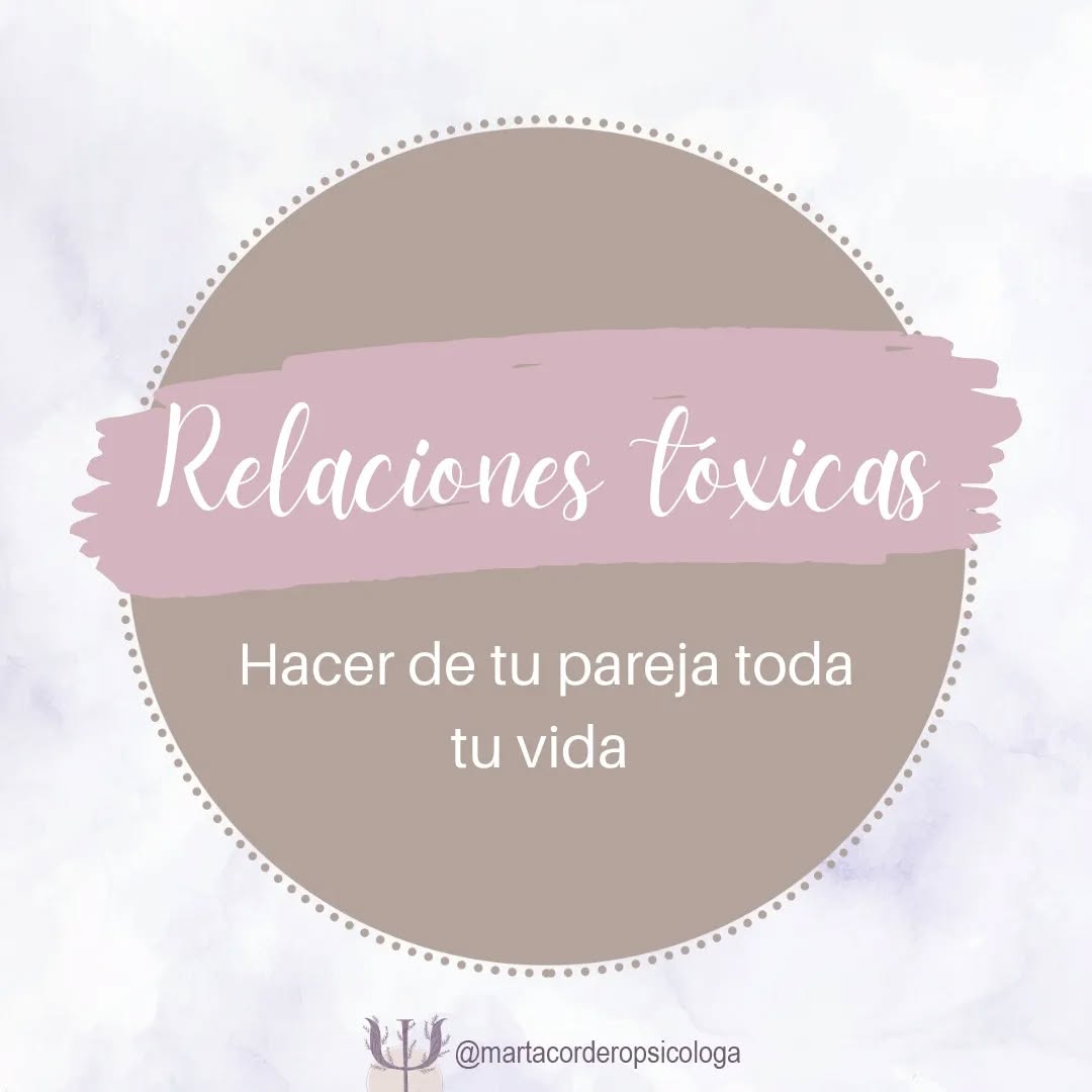 📢📢Relaciones toxicas📢📢
A veces, cuando iniciamos una relación, comenzamos a darle prioridad a nuestra pareja, haciendo que poco a poco la relacion se convierta en “toda tu vida”.
Hacer esto puede tener consecuencias muy negativas y situarnos en una posición de vulnerabilidad para construir una relación tóxica.
Nuestra vida personal y salud mental debe apoyarse en multiples pilares, familia, amigos, metas… esto nos hace más resistentes a las adversidades, ya que si alguno de estos pilares falla tenemos otros donde apoyarnos.
Sin embargo, cuando comenzamos a priorizar un solo pilar, en este caso la pareja y desatender otros, nos encontramos en una situacion en la que toda mi salud mental depende de una sola persona, fomentando relaciones de dependencia.
Además, si la relación finalmente fracasa, al no tener ningún pilar más que forme mi vida personal la ruptura puede llegar a hundir a la persona, que se ha quedado sin nada.
💜💜 Cuidar de nuestros pilares es algo fundamentar para poder construir una relación sana.💜💜