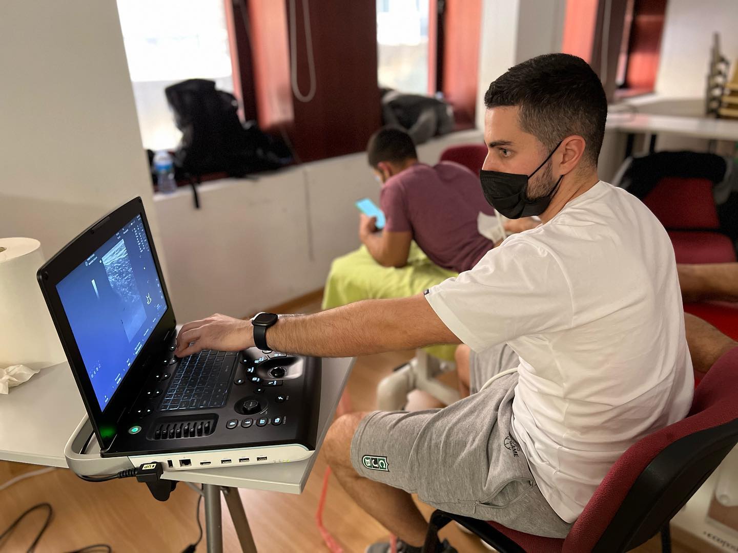 ⚠️ATENCIÓN⚠️
Próximamente iniciaremos el servicio de ecografía músculoesquelética con el que podremos valorar el estado de las lesiones musculares, tendinosas y derivar a los pacientes que necesiten atención médica para abordar patologías más complejas que escapen a nuestras competencias profesionales.
🟢Habrá opción de servicio domiciliario
#fisioterapia #rehabilitacion #ecografia #valoracion #lesionesdeportivas #lesionmuscular #tendinopatia