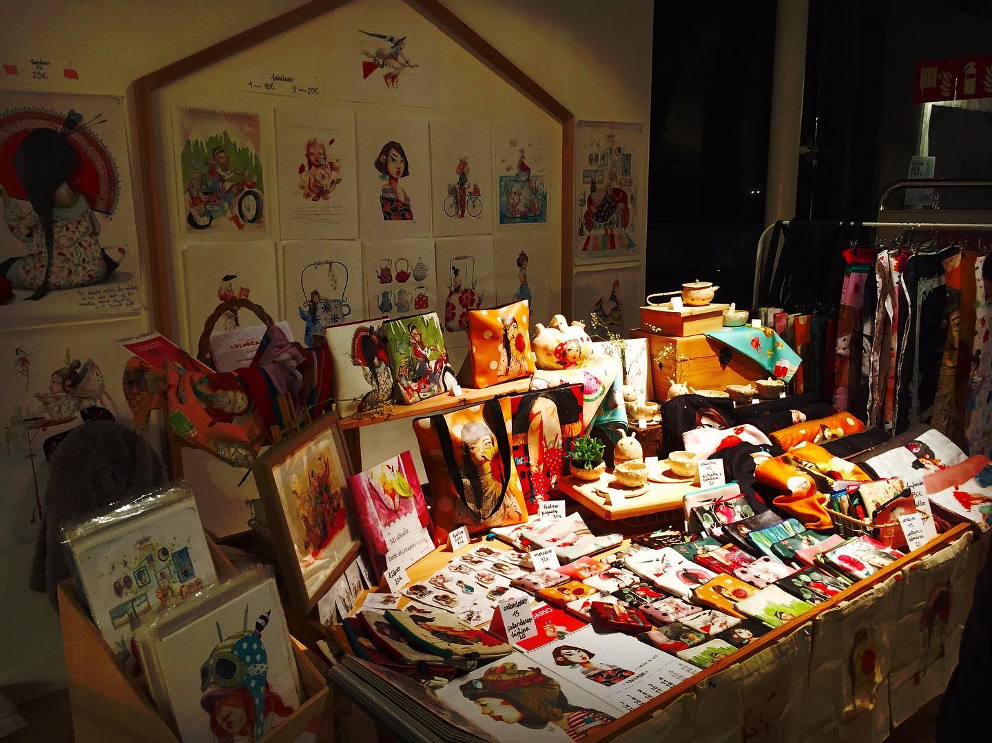 Se acerca San Valentín y lo celebramos con rebajas y envío gratis para que este día regales amorsito 💛 en historias os dejamos algunas de las ofertas que hemos preparado en nuestra web, además del código FLECHAZO para activar el envío gratis en compras iguales o superiores a 25€. Como nosotros si creemos en el amor os pondremos también un calendario de regalo en los pedidos de 50€ 😎😎
El enlace directo a nuestra tienda online lo tenéis en la bio, y recuerda que para que los envíos que lleguen antes del lunes 14 saldrán como último día el Jueves 10.
💕Mercadito virtual San Valentín💕
•
•
•
#mercadito #mercado #mercadillo #market #popup #mercadodediseño #mercadovirtual #rastro #rastrovirtual #dentrodellapicero #sanvalentin #oferta #rebajas #rebajasdiseño #laminas #decoracion #emociones #emocion #vidasencilla #productolocal #hechoenespaña #diseñodeautor #acuarela #pinceladas #luz #iluminacion #prints #cuadros #historias #ilustracion