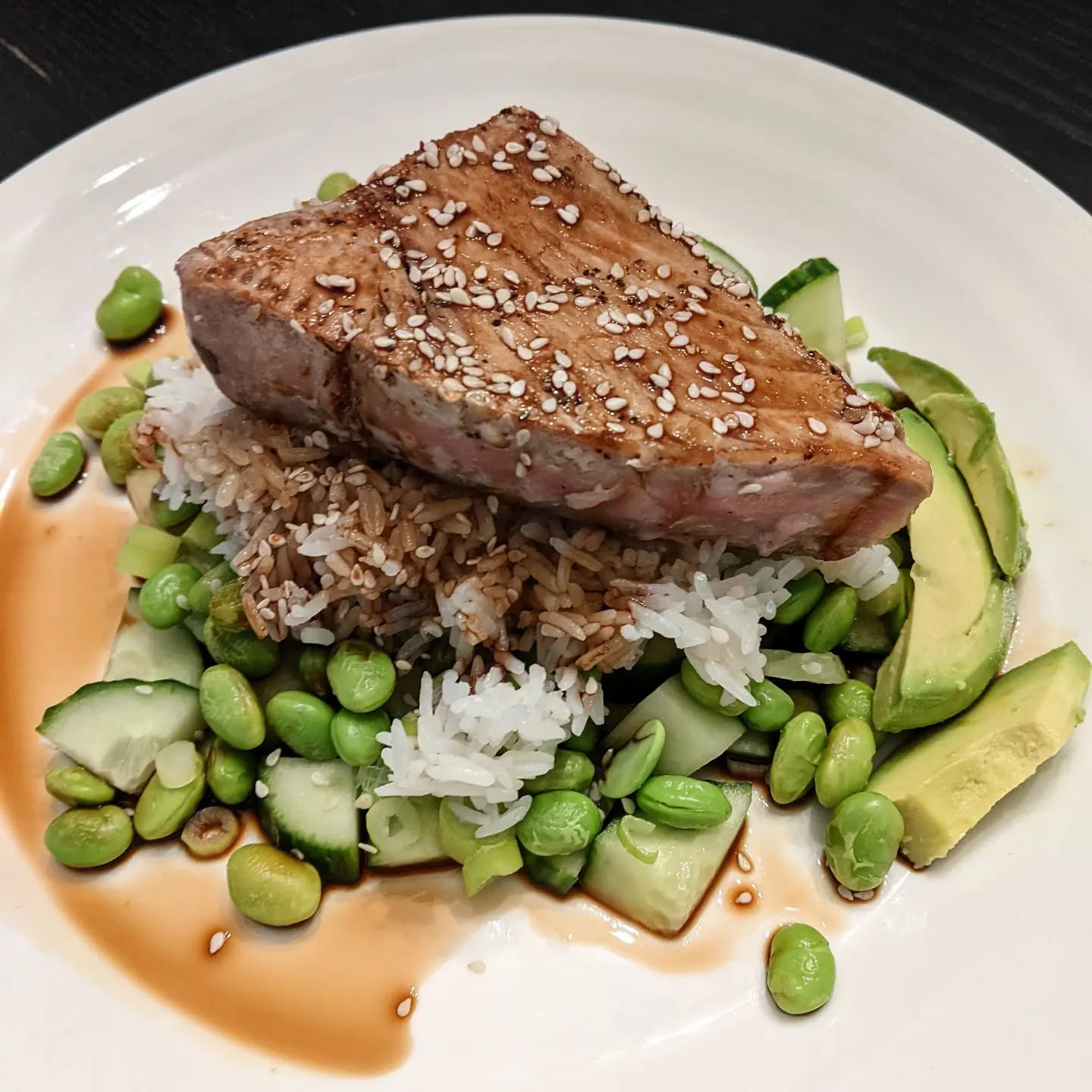 Just giving y'all some lunch/dinner inspiration for today ๐
Protein: Ahi tuna steak
Carb: Jasmine rice
Fiber: Edamame, cucumbers, green onion
Fat: sesame oil, avocado, sesame seeds
Flavor: soy sauce + coconut aminos
This is a go-to dinner for me since it takes less than 30 minutes to make and it's OH SO DELICIOUS. Would you try it??