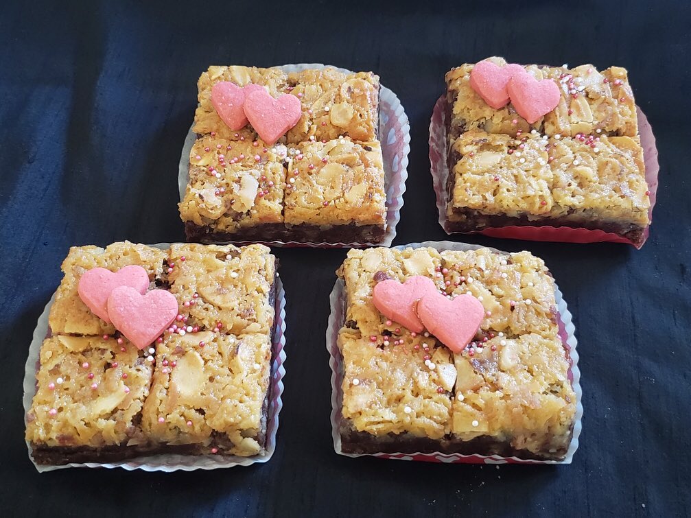 Looking 👀for something sweet for that special someone ? Here we have the blonde brownie which has roasted almonds and coconut shavings on top of two different types of chocolate, vanilla, fudge and mixed with pecans and walnuts ! A perfect treat for your valentine ❤️!