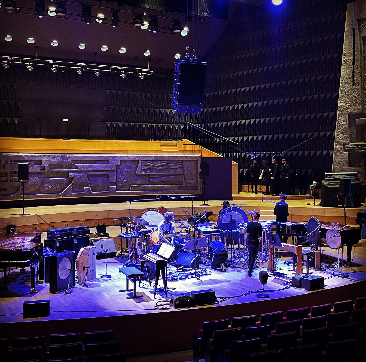 Ready for tonight!
Festival Présences 2022
Radio France, Studio 104
10.30 pm
#lesnuagesdemagellan #tristanmurail #ondesmartenot #martenot #festivalpresences #radiofrance #electricguitar #percussion