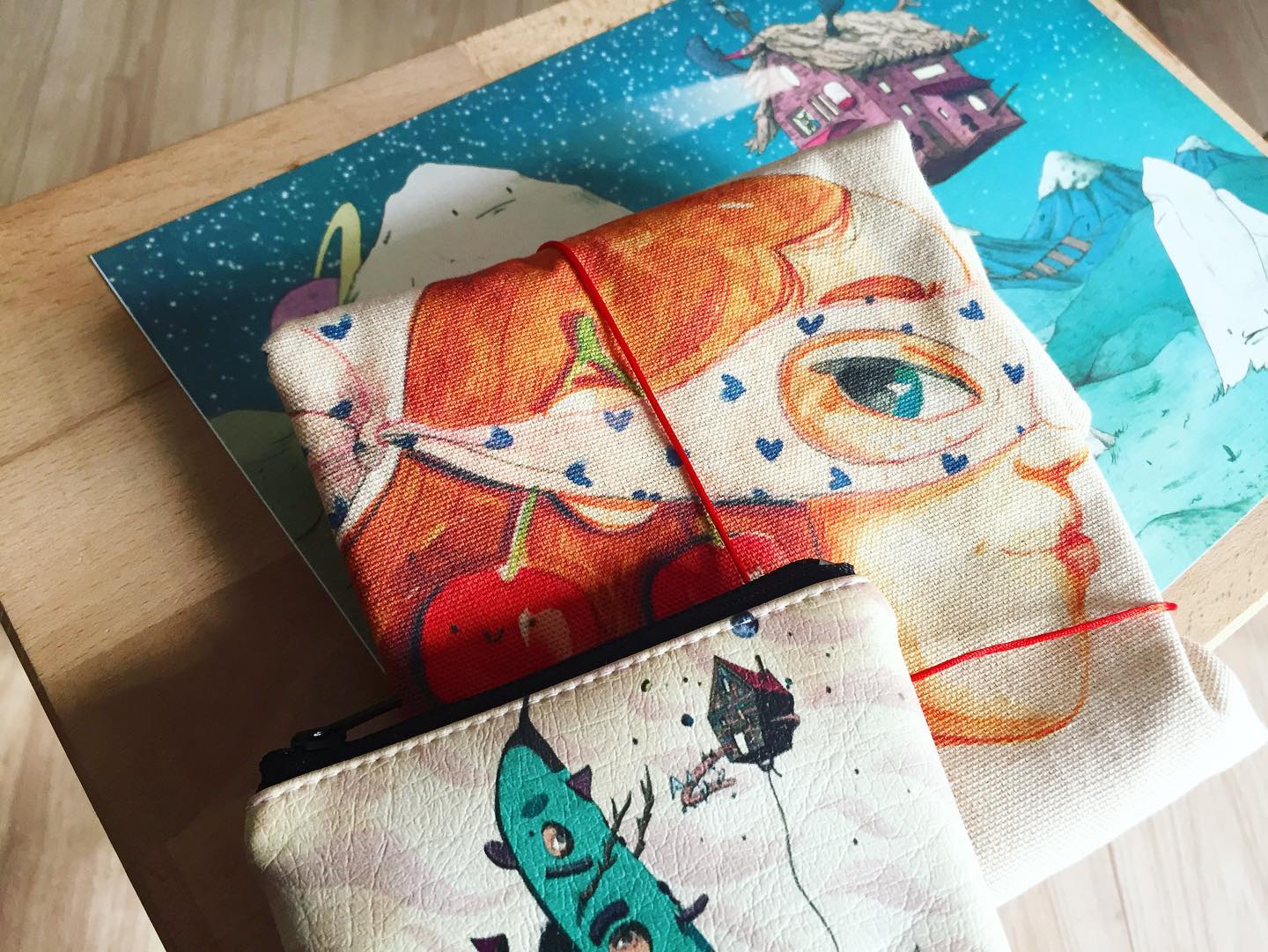 Aquí llega la resolución de nuestro SORTEO. Por San Valentín te mandamos este corazón lleno de regalos @dracne 💓 quedamos a la espera de recibir tu mensajito con los datos donde quieres que llegue tu premio. ENHORABUENA Y MIL GRACIAS también a quienes nos ayudasteis a llegar a más gente 💫
•
•
•
#sorteo #totebag #tote #totealgodon #algodon #algodonorganico #eco #bolsacompra #comprasostenible #paisaje #montañas #casitamontaña #refugio #bosque #ilustracion #mascaras #mascara #carnaval #antifaz #cerezas #fruta #evocador #inspirador #picoftheday #illustration #illustrationartists #illustrator #illustrationoftheday #sanvalentin #amor