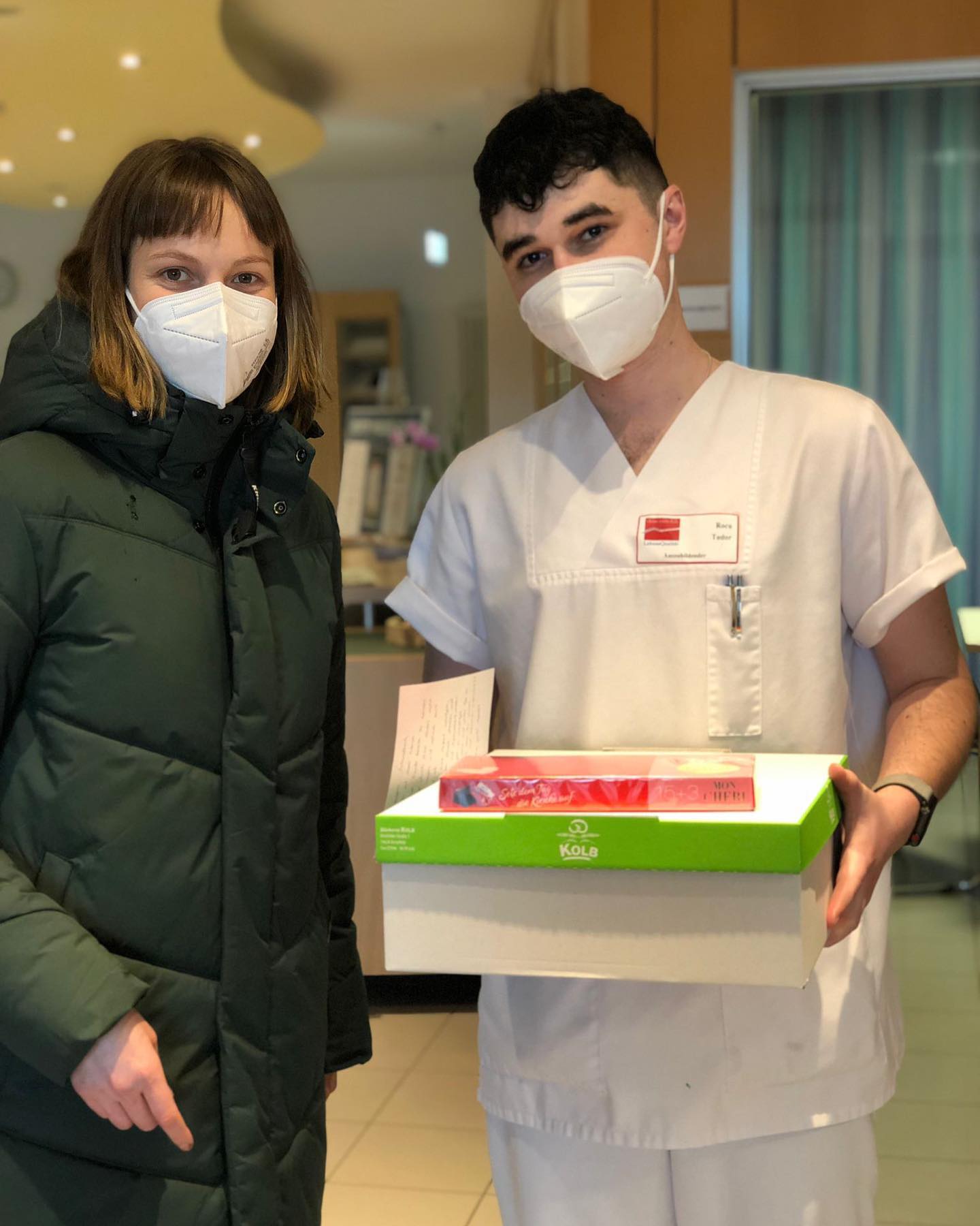 Hat jemand Kuchen gesagt? đ° đ§đđŠ đĽŽ Sowas von verdient!
Uff - Geil 𤤠wie im August 2020 war es Mal wieder so weit: ein kleines, leckeres und vor allem ein aufrichtiges DankeschĂśn unsererseits an diverse Einrichtungen im Umkreis. đ
GlĂźcklicherweise haben wir einige fleiĂige Bäcker und Bäckerinnen im Verein, so konnten wir letzten Freitag, mit insgesamt 14 Kuchen & verschiedenes Gebäck, ein paar Pflegekräften und anderen Helden auch Mal etwas Gutes tun. đ¤ đĽł
Die Spenden gingen an:
- Seniorenheim Schwabbach
- Haus BahnhofstraĂe Bretzfeld
- Psychiatrie Weinsberg (ZfP)
- Offene Hilfe Ăhringen
- Awo Seniorenzentrum Ăhringen
- Krankenhaus Ăhringen
Wir hoffen Ihr konntet die Leckereien in einer kurzen Durchschnaufphase genieĂen đ habtâs Euch mehr als verdient!!
Tausend Dank an alle Beteiligten, egal ob Ideengeber, Bäcker oder Auslieferer, dass wir das so unkompliziert & schmackhaft realisieren konnten! Vielen Dank auch an die Bäckerei Kolb fĂźr die Spende der Kuchenboxen - ah und danke fĂźr die SchnappschĂźsse. đˇ
Bleibt gesund, teilt miteinander & esst Kuchen - viel Kuchen mit viel Liebe. đ
#menschunited #kuchen #spende #lächeln #solidarität #pflegekräfte #gutestun #gemeinsam #menschsein #fßrdengutenzweck