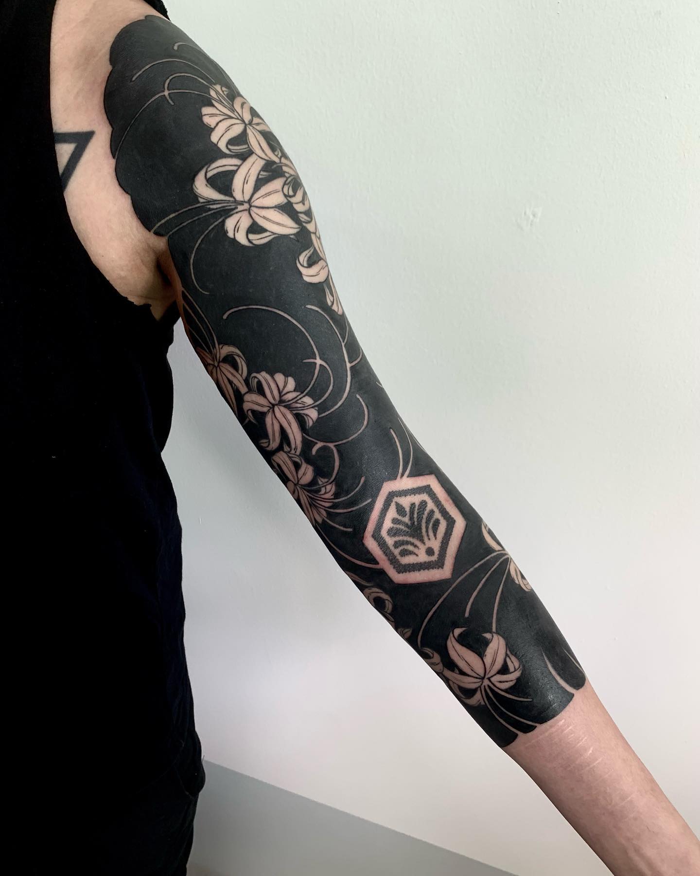 On a nice human being here !!! #blackwork #black #blackworkerssubmission #blackworkers #tattooideas #inklife #inkedgirls #tokyoghoul #flowers #oddtattooer