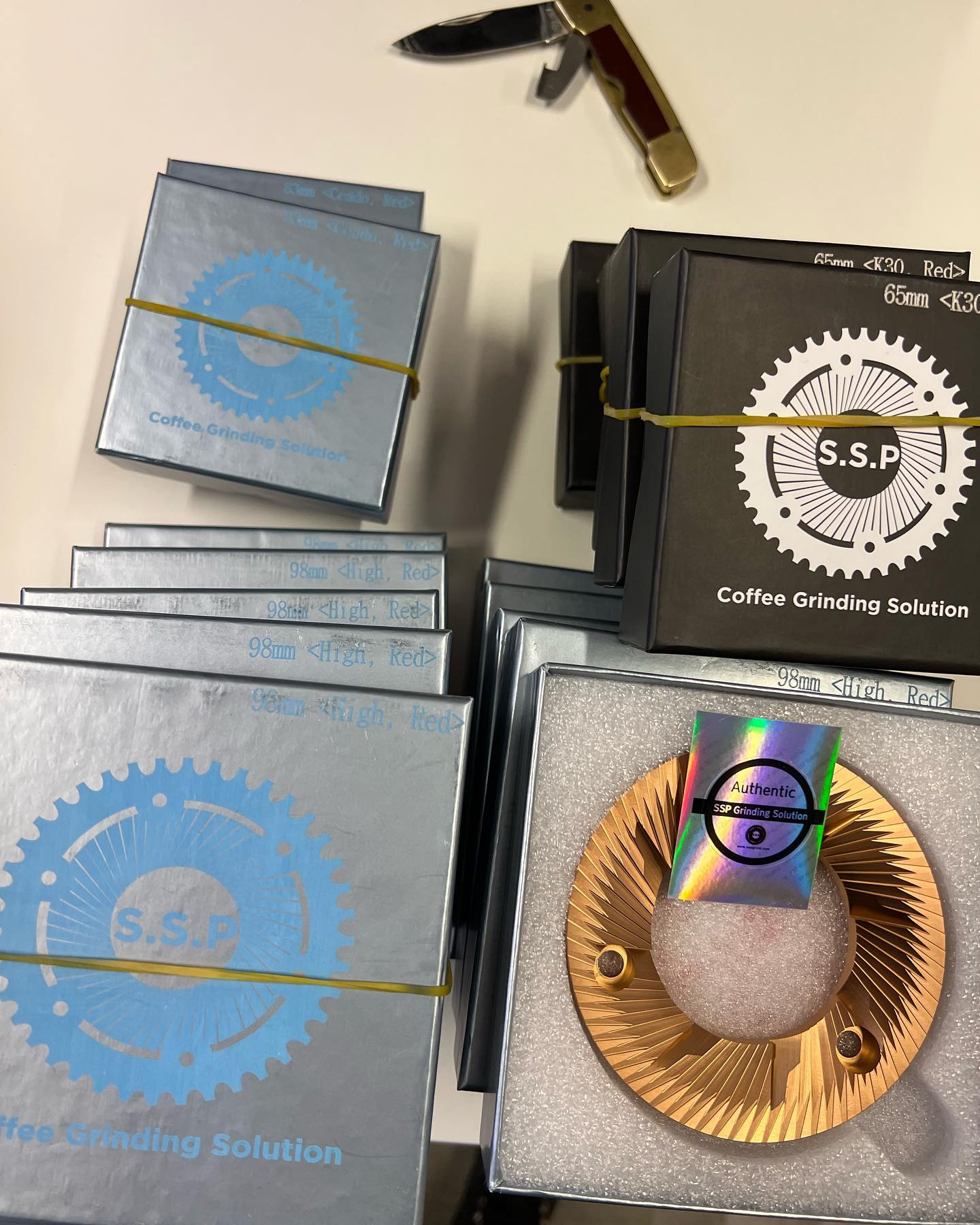 Får du inte riktigt till espresson på din EK43? Kanske det är dags för nya malskivor? Eller är din E65S långsammare än vanligt? Lagret är fulladdat direkt från sliperiet. @ssp_grinding