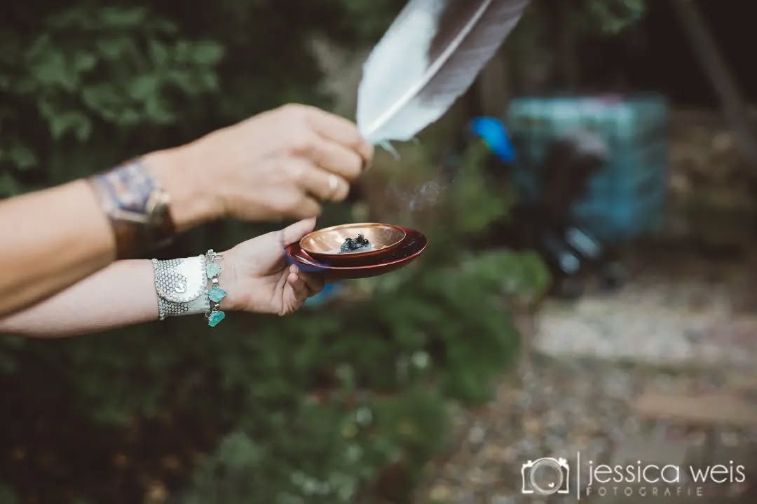 #schamanin #wünsche #freietrauung #gartenhochzeit #backyardwedding #diywedding #imeigenenhof #privatesshooting
#weddingday #brideandgroom #bridalshoot #weddingshoot #weddingphoto #belovedstories #justalittleloveinspo #wedphotoinspiration #instawed #elopement #intimatewedding #emotionsbeatsperfection #weddingdress #Hochzeit #hochzeitsfotograf #hochzeitsfotografie #hochzeitskleid #hochzeitstag
#hochzeitsfotos #hochzeitsinspiration #hochzeitsreportage #hochzeitsdeko