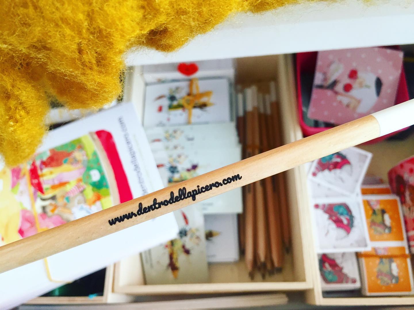 Hoy salen los pedidos llenos de detallitos como este ✏️💫 seguimos con ofertas en la web en varios de nuestros productos durante todo febrero.
•
•
•
#lapiz #lapicero #lapices #lapicesdecolores #lapiceros #lápiz #dentrodellapicero #postales #postal #card #cartas #carta #pegatina #pegatinas #sticker #cosasbonitas #detallista #detalle #detalleespecial #regalosbonitos #madera #sostenible #produccionlocal #productolocal #pequeñocomercio #tiendaonline #ilustracion #ilustradores #tiendailustracion #tiendailustradores