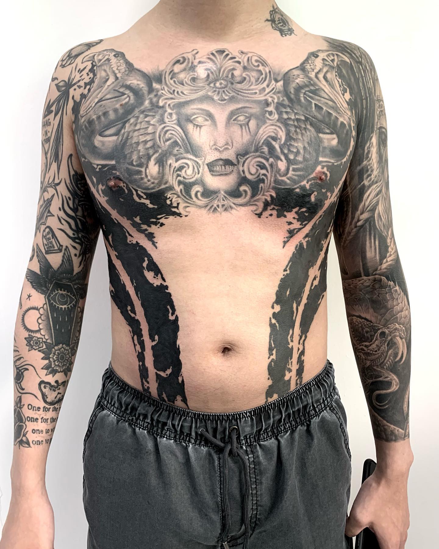 On a great guy here ! I did the black texture parts and @bradleytattoo did a ton on him !!! Hope you guys like it !!!
#blackwork
#blackworkerssubmission
#tattoodesign
#singaporetattoo
#inkedup