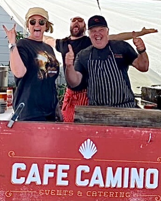 Hola amigos!!
Been crazy busy the last couple of months!
Making up for last year!
Here we have some of the team Jesse, Leon & Mr Caminooo!!!
#paella #paellavalenciana #streetfood #spanishfood #spanishpaella #festivals #centralcoastnsw #centralcoastweddings #catering #avocabeachnsw #theaustraliandreamer #copacabanabeachnsw