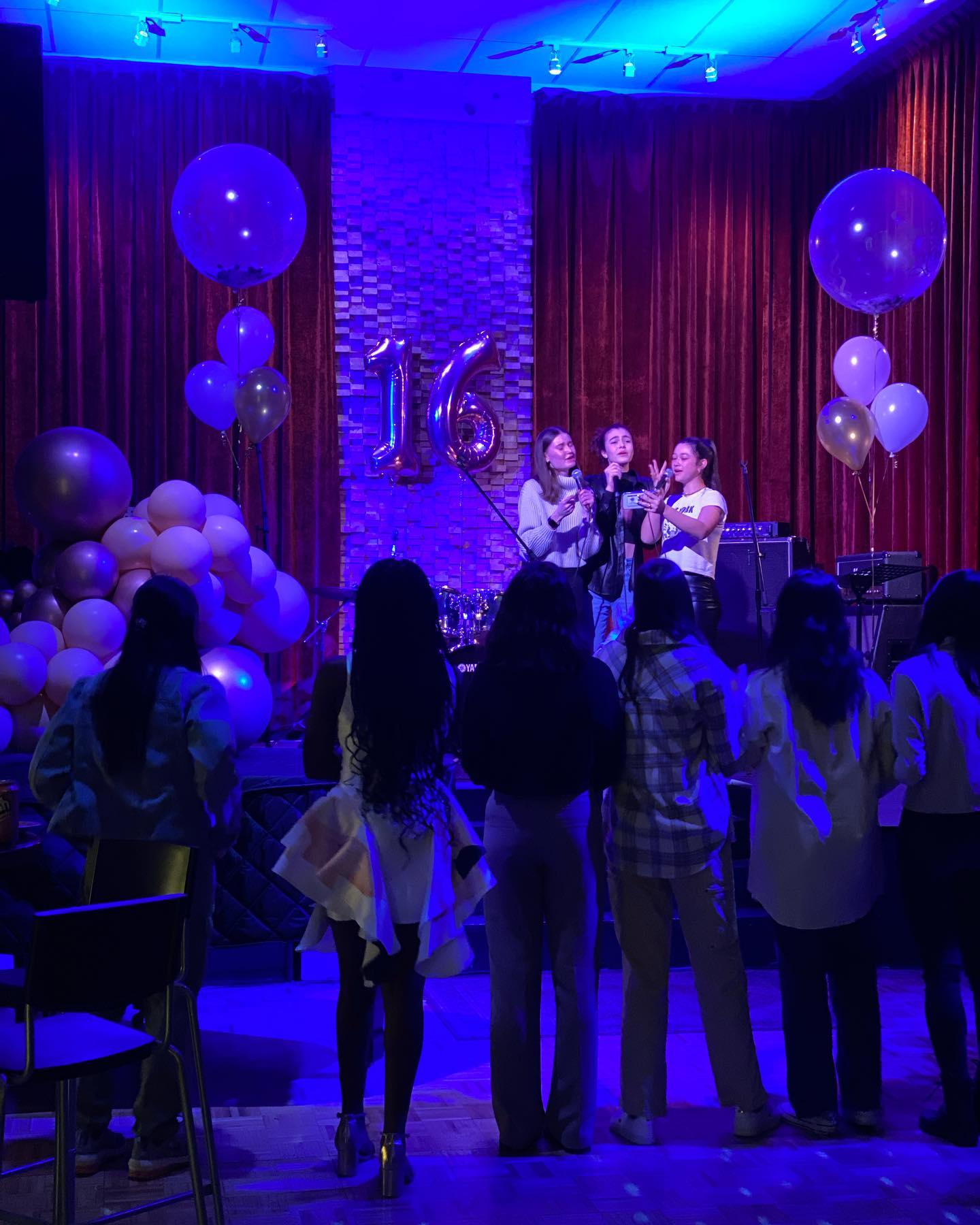 Happy Sweet 16!
Pink, gold, black, and white theme colours really shined in our venue. The girls had a wonderful party drinking mocktails and singing karaoke on our stage đ¤
#sweet16 #sweet16decor #burlingtonont #hamiltonont #oakvilleontario #musicvenue #recordingstudio #btownsound #partylikeapopstar #teenparty