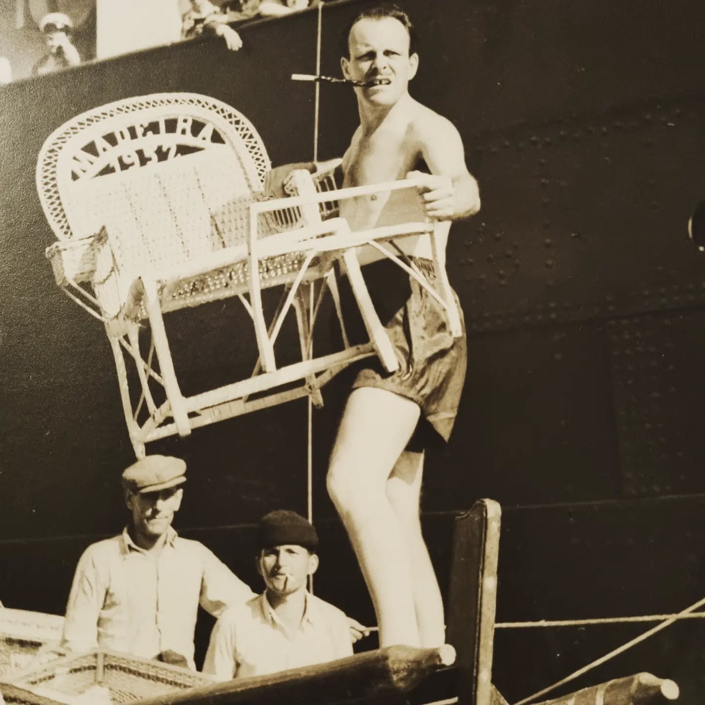 Eine der wenigen Aufnahmen meines Urgroßvaters Eduardo Ephraim Faßbender. Er war stolzer Seemann, Erfinder des sofort sinkenden Sitzsurfboards™ und erster Gentleman-Host der Kreuzfahrtgeschichte. Er verstab 1972 irgendwo im Atlantik an Wagemut.
#familie #family #truestory #autorenleben #autor #schreiben #travel #sea #meermenschen #seemann #seemannstod #seemannsgarn #madeira