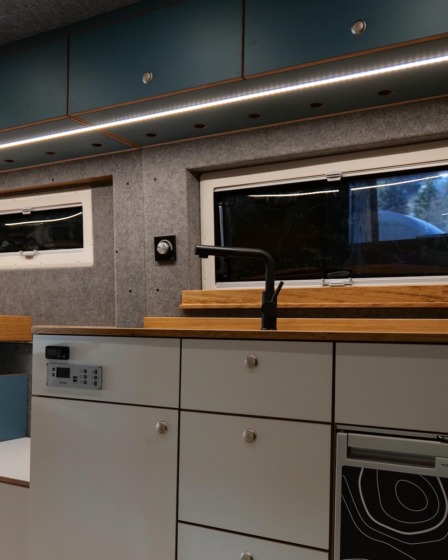 Bald ist es soweit!🥳 #forsale
Hier ein kleiner Vorgeschmack des neuen Ford Transit Trail.😈
Perfekt zum Start der neuen Saison steht er zum Verkauf!
Es fehlen nur noch Kleinigkeiten und wird in näherer Zeit in seinem Ganzen vorgestellt.🙌🏼
stay tuned!
#new #camper #campervan #camperlife #van #vanlife #ford #transit #trail #spring #adventure #wood #handmade #swissmade