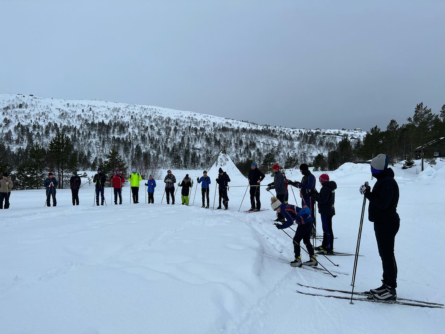 Den årlig skisamlingen på Knaben ble stor suksess. Med skikurs, skiturer, skistafett ulike skiferdighetsprøver (Bl.a. kryping), aking, bading, volleyball, yoga, Kahoot, taco, helstekt ytrefilet, store mengder havregrøt, brødmat og kakao. 45 stykker på tur, noen erfarne padlere og noen var med på tur for første gang. Tusen takk for turen alle sammen, vi gleder oss til neste gang!