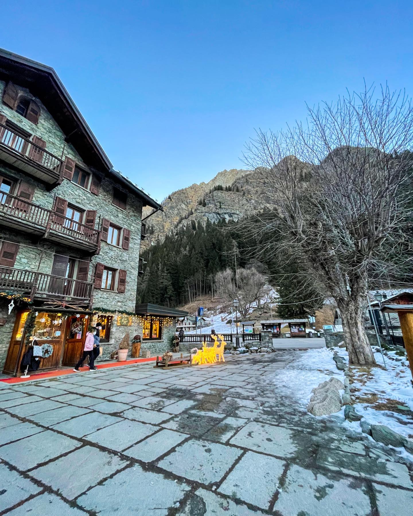 ▶️ 5 cose da fare a Gressoney-Saint-Jean ◀️
Un piccolo borgo della Valle d'Aosta situato ai piedi del Monte Rosa, nella Valle del Lys. Rinomato luogo di villeggiatura invernale ed estivo, è il comune più esteso e popolato della vallata. La popolazione parla un dialetto alemanno, il Greschòneytitsch, o semplicemente Titsch.
5️⃣ Ecco, quindi, cinque cose da fare:
🎒Visitare la Chiesa di San Giovanni Battista e la Chiesa della Santissima Trinità. Sono chiese del 1500, non vorrete mica perdervele?
🏰Lo splendido Castel Savoia, un incredibile castello dai tratti fiabeschi e dalla vista mozzafiato.
📍A pochi minuti a piedi dal piccolo borgo troviamo il celebre lago di Gressoney-Saint-Jean, il Lago Gover. Lo sapevi che offre una vista pazzesca sulla Punta Lyskamm ?
🔍 Fare un salto all’Ecomuseo Walser. Qui potrai conoscere la storia di questo antico territorio e dei suoi abitanti.
🍺Partecipare alla Bierfest. Questa festa, si svolge a giugno in concomitanza con le celebrazioni del patrono di San Giovanni, è dedicata alla famosa Kühbacher Bier, prodotta nella birreria del Barone Beck-Peccoz, gressonaro emigrato molti anni fa in Germania.
👉🏻 Siete mai stati in Valle d'Aosta? Avete qualche posto da consigliare?
#viaggio #travelwithiaia #aostavalley_pics #lovevda #valledaosta #valléedaoste #valledaostaimmaginiemozioni #gressoney #grivel
@valledaostaimmaginiemozioni
@visit_valledaosta
@valledaosta_official
@visitgressoney
@peakshunter_mountainguides