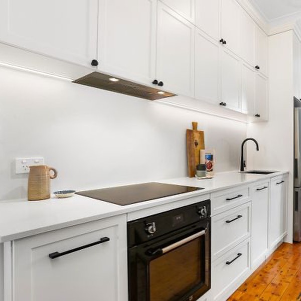 Before and after!
From dated to timeless by @thecabinetmakingco
#kitchenremodel #kitchenreno #kitchensetdesign #whitekitchen #whitekitchencabinets #kitcheninspiration #howyouhome #apartmenttherapy #apartmentdecor #smallkitchen #sydneyaustralia #sydneyhomes #sydneyarchitect #sydneymums #sydneyinteriors #sydneyinteriordesign #sydneyhome #beforeandafterinteriors