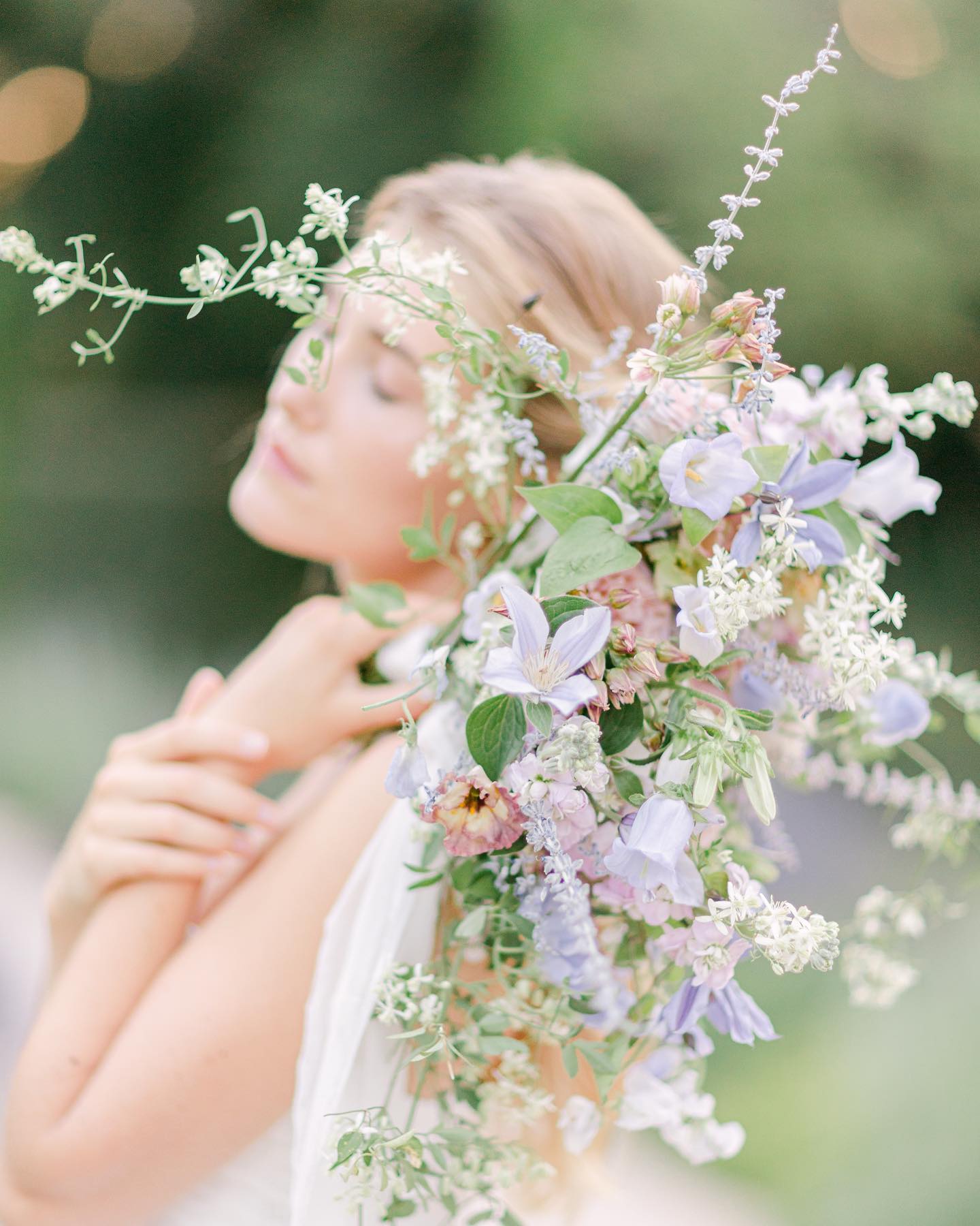 J’adore la délicatesse de ce bouquet crée par @capucineatelierfloral 🤍
.
.
Floral: @capucineatelierfloral
Make up: @karinebrossardmakeuphair
Wedding dress : @marionferacreation
Shoes: @bellabelleshoes
Stationery : @thebridalpress
Venue: @domainelesmartins
Model: @oceane.leny
.
.
#provencewedding #fineartweddings #weddinginprovence #mariageromantique #fineartweddingphotographer #fineartcuration #frenchwedding #frenchrivierawedding #weddingphotographer #photographemariage #mariagecotedazur #weddingplanner