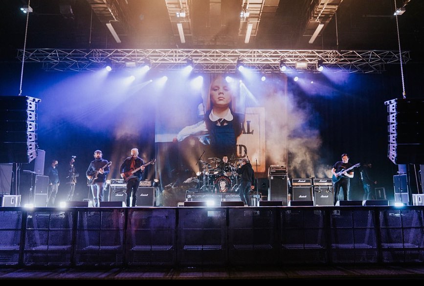 Drape created for all time greats @funeralforafriend - 6.0m x 6.0m of artwork from some banging records. On tour now.
đ¸ @bethanmillerco
#funeralforafriend #ffaf