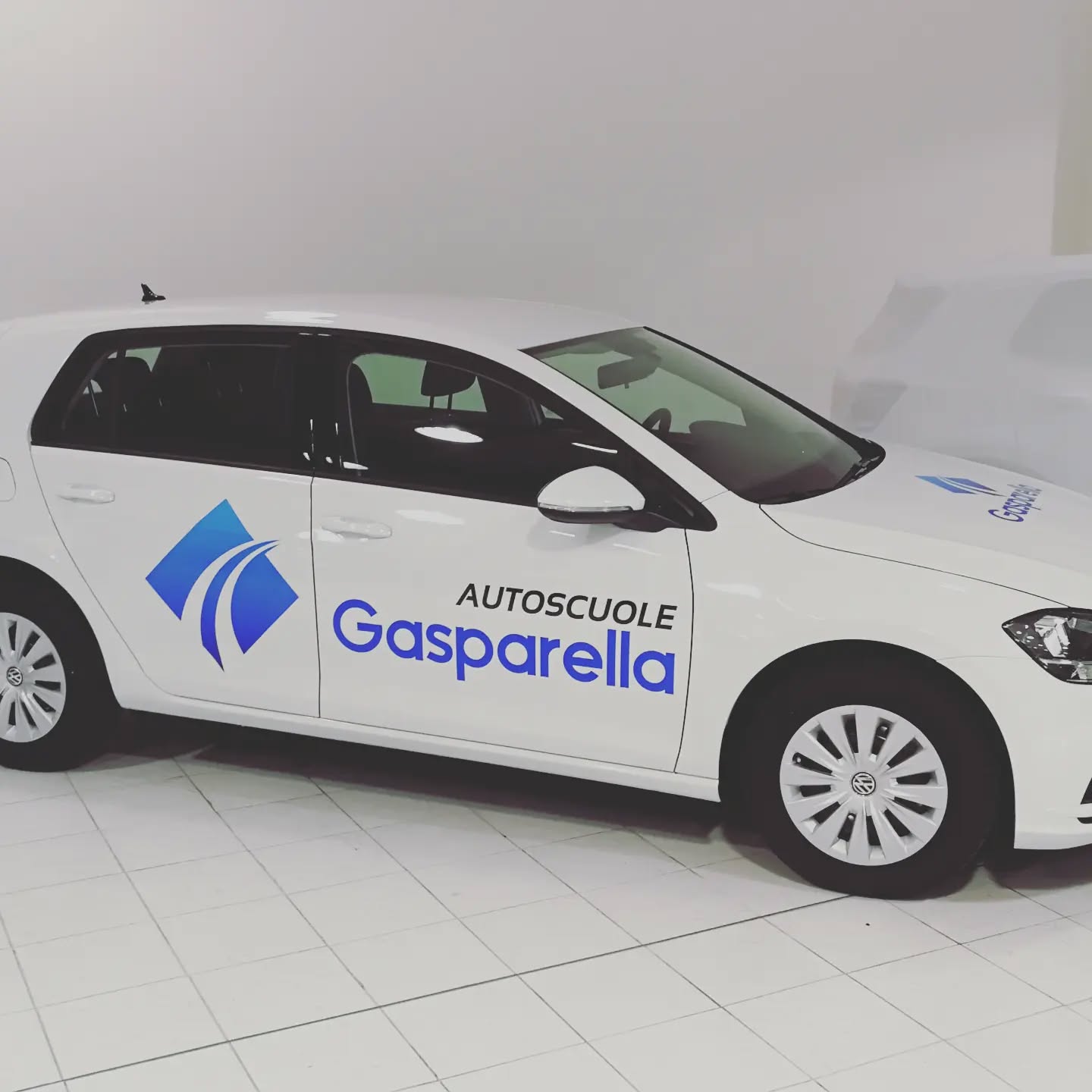 Cliente: Autoscuole Gasparella
.
Lavoro: Personalizzazione automezzi, insegne e vetrine per unificare l'identità aziendale
.
#brandidentity
#branding
#pubblicità
#adesivi
#stampa
#grafica