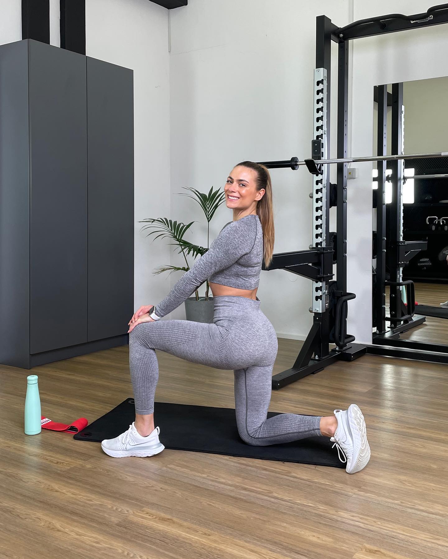 BOOTY pump WORKOUT🔥🤯 - ne pozabi si shraniti objave! 👏
Hej bejbe! Danes sem naredila trening za spodnji del telesa. Bilo je res brutalno.😜🍑
Izzivam te, da tudi ti za teden opraviš današnji trening. 🏡
Vaje:
✅ Izpadni koraki v stran
(8/8 ponovitev, 4 serije)
✅ Izpadni korak na klopci
(10/10 ponovitev, 4 serije)
✅ Dvig bokokov z elastiko
(15 ponovitve, 5serije)
✅ Mrtvi dvig
(8 ponovitev , 4/5 serij)
Let’s goo bejbe!!💪🏻😎
#badassbejba #bootyworkout #booty #bootyworkouts #bootyworkoutathome