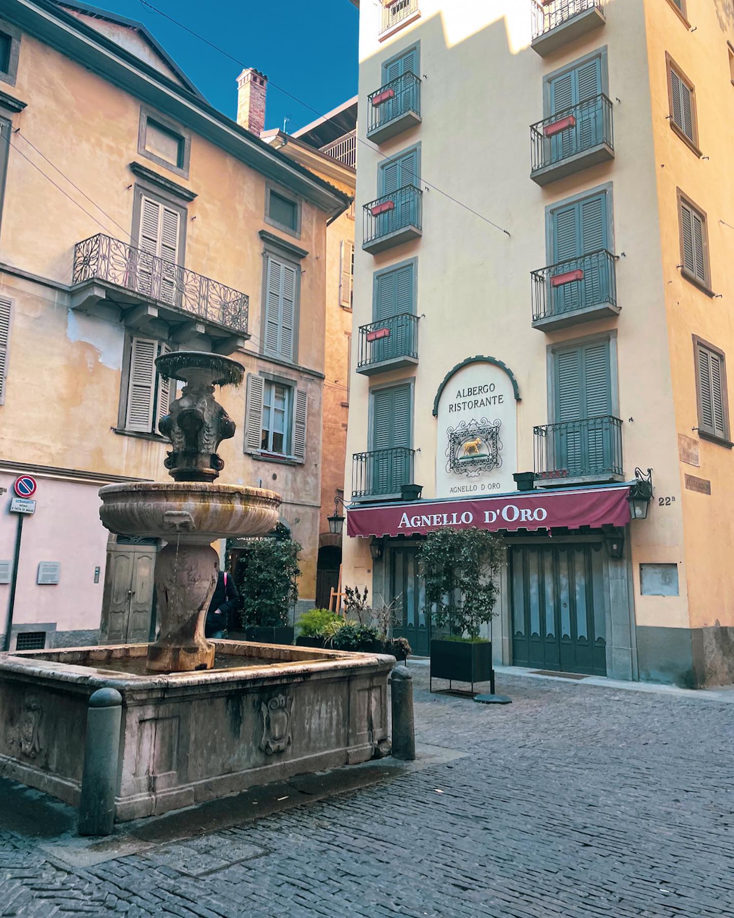 🍽 3 posti dove mangiare a Bergamo Alta 🍽
🍕🍴Da Mimmo
Lungo la centralissima Via B. Colleoni si trova lo storico locale nato nel 1956 come Pizzeria e da tempo ormai diventato anche un ristorante. Il piatto forte è la pizza, cucinata in pieno stile napoletano e molto gustosa, e si possono gustare anche un’ottima cucina, che spazia tra mare e terra, a prezzi ovviamente un po’ più elevati.
🍽 Da Franco
Nella suggestiva via principale che attraversa il borgo storico della città alta di Bergamo si trova il ristorante Da Franco: cucina casalinga in un ambiente rinnovato. Una proposta che spazia dai classici della tradizione lombarda e bergamasca, fino alle specialità a base di pesce.
🥪 Polentone
In Piazza Mercato delle Scarpe, il Polentone è un locale semplice: street food del posto, con piatti a base di polenta, conditi con prelibatezze quali gorgonzola, ragù di chianina e molto altro. E’ possibile mangiare anche taglieri o panini. I tavolini sono all’aperto, nel porticato, si rivela quindi un’ottima sosta per pranzo e per mangiare bene.
👉🏻 E tu sei mai stato in uno di questi posti?
Ne hai qualcuno da consigliare?
#bergamo #visitbergamo #streetfood #mangiareabergamo #foodie #travelwithiaia #lombardia #ig_lombardia