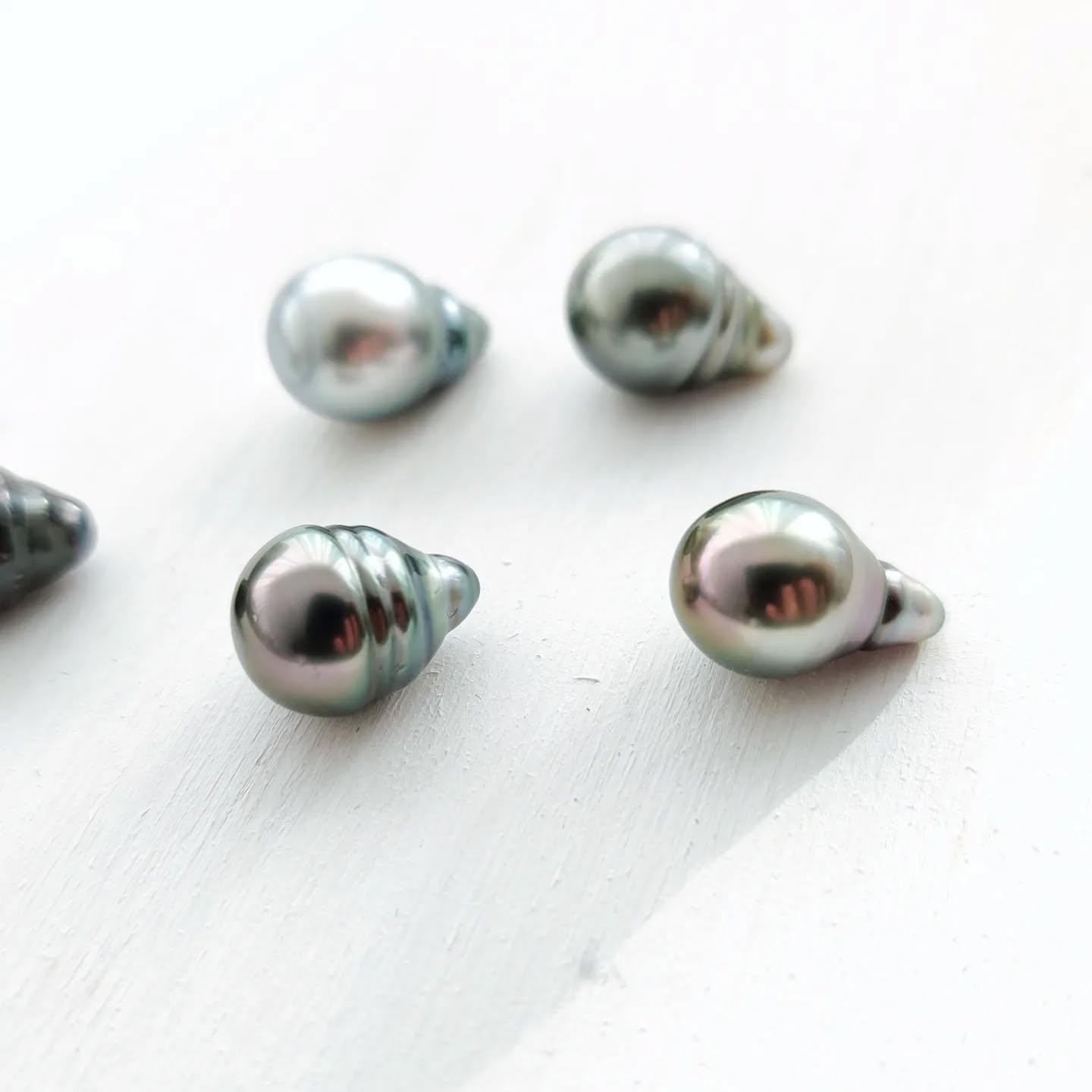 Gorgeous, baroque, tahitian pearls that I have in stock for the baroque pearl earring.
Which one is your favourite?
.
.
.
.
.
.
.
.
.
.
#katerinapimenidujewellery #katerinapimenidu #cookislandpearls #cookislands #tahitianpearl #tahitianpearls #slowjewelry #pearls #ethicalpearls #ethicaljewelry #nomassproduction #supportlocal #jewelrydesigner #blackpearl #circledpearl #pearljewelry #renovatedpearl #baroquepearls #baroquepearlearrings #highluster