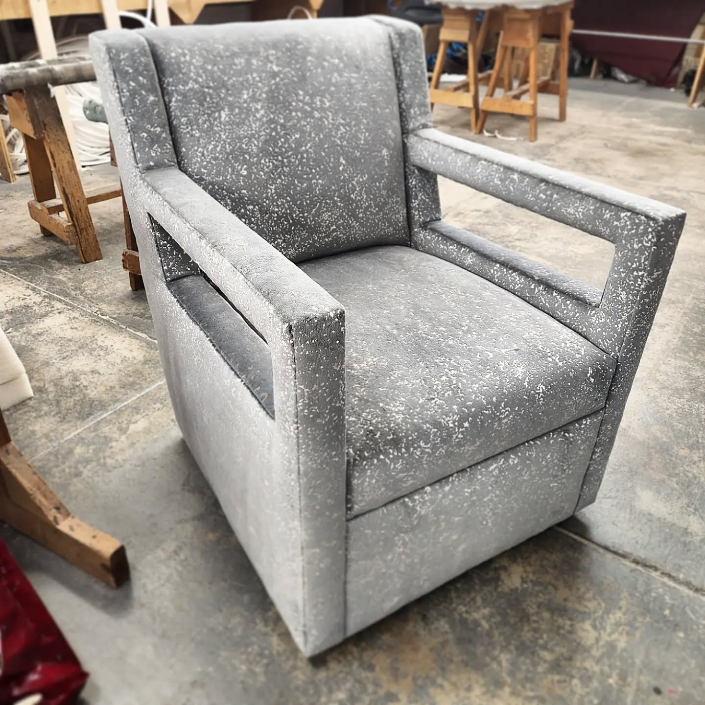 If you think a tight seat can't be comfortable, this chair would like to respectfully disagree.
And if you're like, "what is she talking about?"...trust me, it's a thing. 💁🏼♀️
#customfurniture #customchair #interiordecorating #interiordesign #buckscountyinteriordesign #nohashtagsabouttightseats 😳