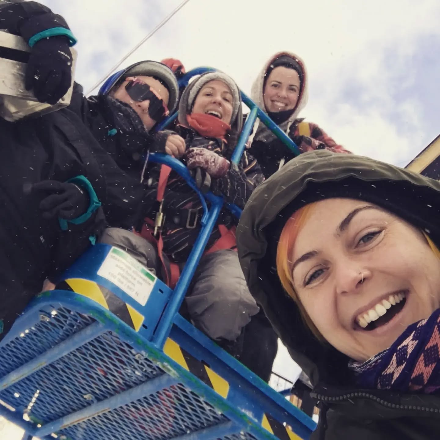 Première installation de 2022, avec cette sublime brochette de femmes de faire.
✊💃🔥
On part ça en grand cette année là. On va la beurrer c'te ville là!
Regardes nous bin aller ! 💥💥💥
NB : Installation réalisée pour Radio-Canada Gatineau, avec 3000 papillons, pour la campagne des ailes pour la culture 🦋
#vieuxhull #installation #femmesdefaire #femmesactions
#artpublic #gatineau #radiocanada #iciottgat