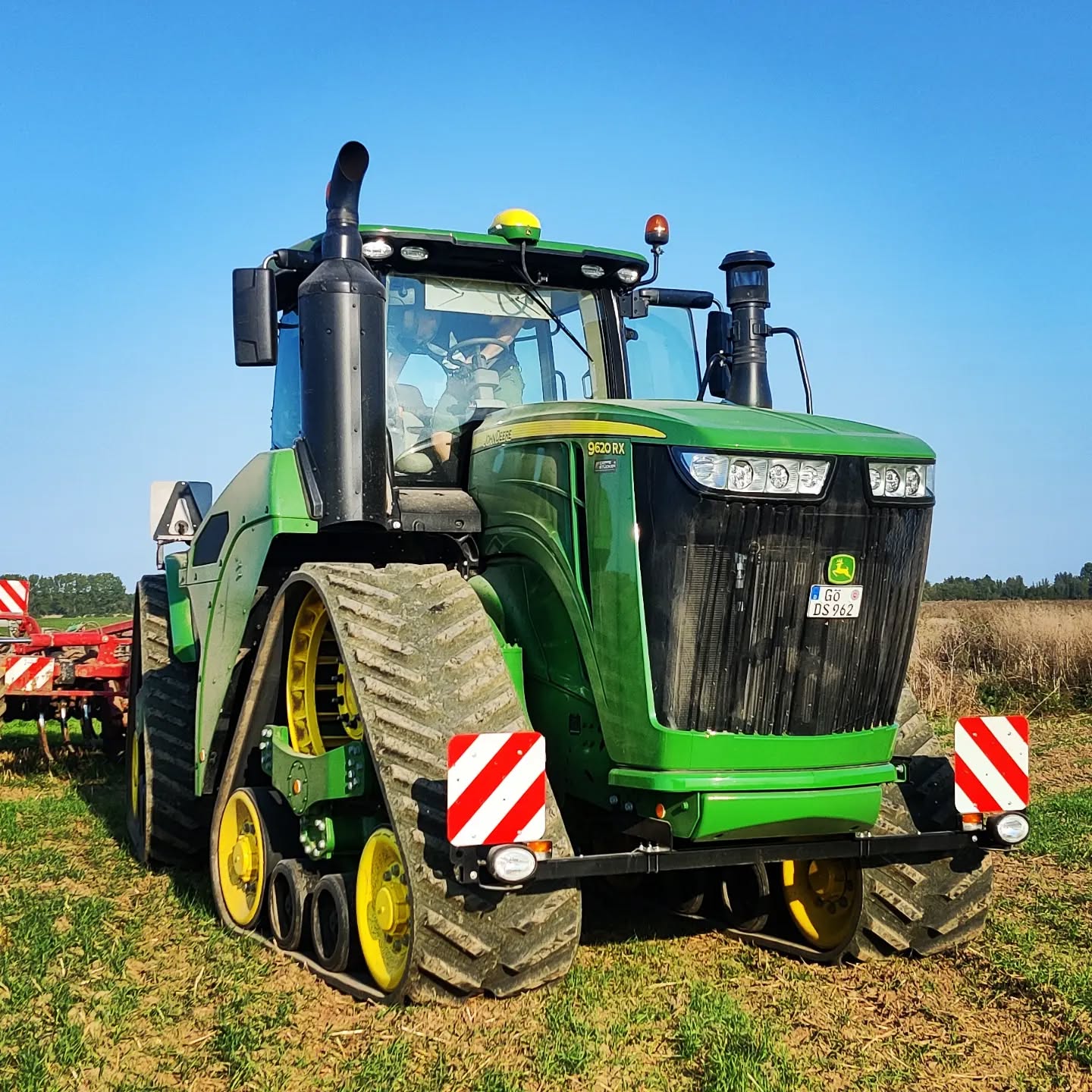 Vorführung aktueller Raupenschlepper von #johndeere und #fendt an einem sonnigen Herbsttag in 2021 vor einem #horsch Cruiser mit 9 m. Arbeitsbreite.
Vorteile von Raupenschleppern können sein: höhere Traktion als Radschlepper und bessere Bodenschonung durch die Raupenlaufwerke.