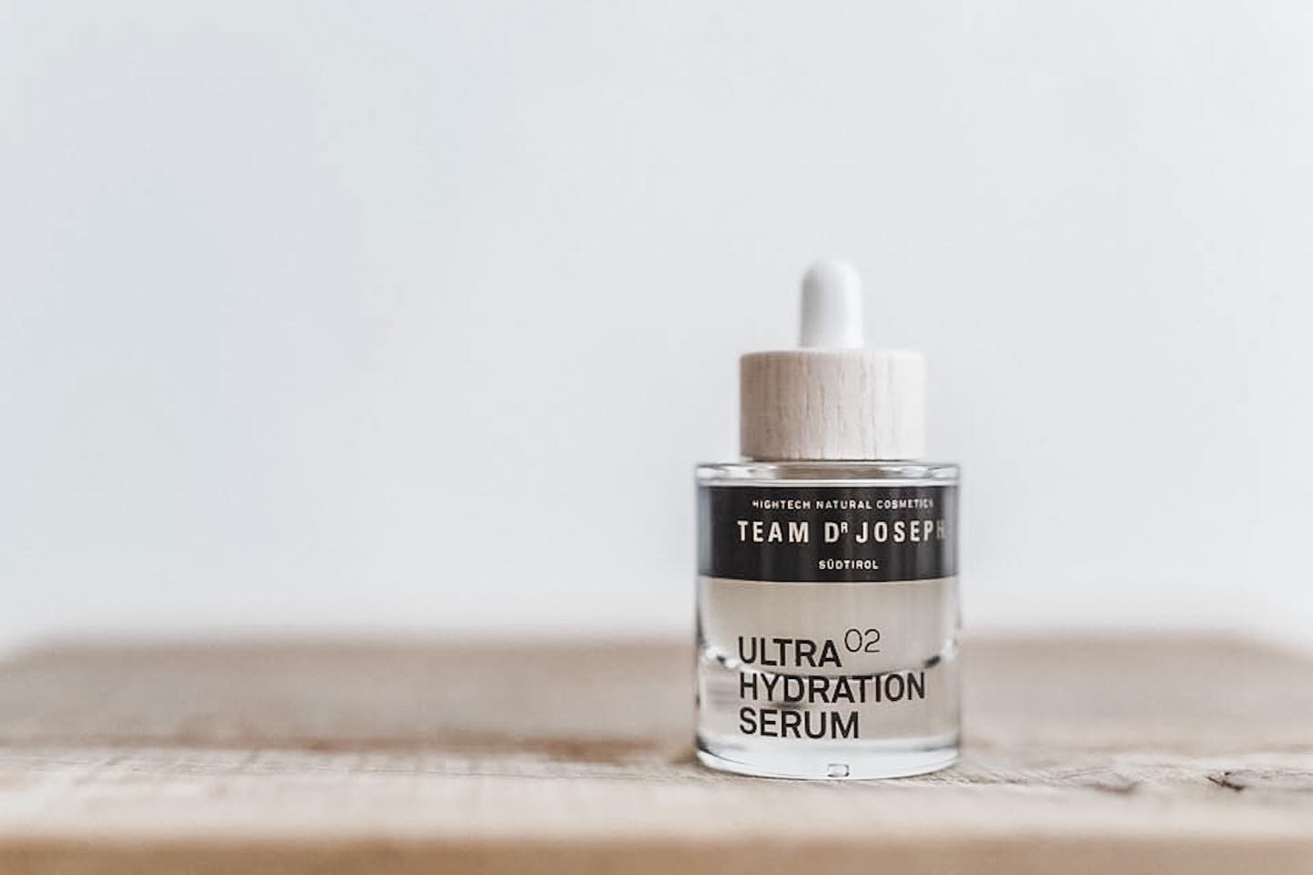 Serum im Allgemeinen
Verteile ein paar Tropfen auf Deinen Handflächen und presse mit der flachen Hand auf Deine Haut.
Oder 😉
gebe je einen Tropfen Serum direkt auf Deine Stirn, Wangen, Nase und Kinn und klopfe sanft mit den Fingerspitzen auf die Haut ein.
Anschliessend solltest Du Dir kurz Zeit lassen, damit das Serum gut einziehen kann und Du danach mit dem nächsten Pflege-Step fortfahren kannst.
Benutze jedoch nicht zu viel vom Serum, es wird dadurch nicht effektiver und st daher nur eine Verschwendung des wertvollen Wirkstoffes.
❗️DIE PIPETTE DARF NIE MIT DER HAUT IN KONTAKT KOMMEN❗️
Hyaluron
Die Hautalterung beginnt bei vielen schon im Alter von 25 Jahren. Die Haut verliert langsam ihre Jugendlichkeit, wird fahl und erste Fältchen entstehen. Doch dieser Prozess kann mit Hyaluron Serum gestoppt bzw. verlangsamt werden. Es verhilft zu einer vitalen Ausstrahlung und bekämpft Falten und trockene Haut.
Hochwertige Pflegeprodukte kannst Du direkt bei uns bestellen:
www.purabelle.ch
Melde Dich an für ein kostenloses Beratungsgespräch bei Anett: 079 837 29 32 (Bern / Murten).
#serum#seren#wirkstoffe#hyaluron#feuchtigkeit#hautpflege#pflegetipps#beauty#blog#naturkosmeik#onlinshop#schweiz#teamdrjoseph#purabelle#cosmetics#kosmetik#bern#murten