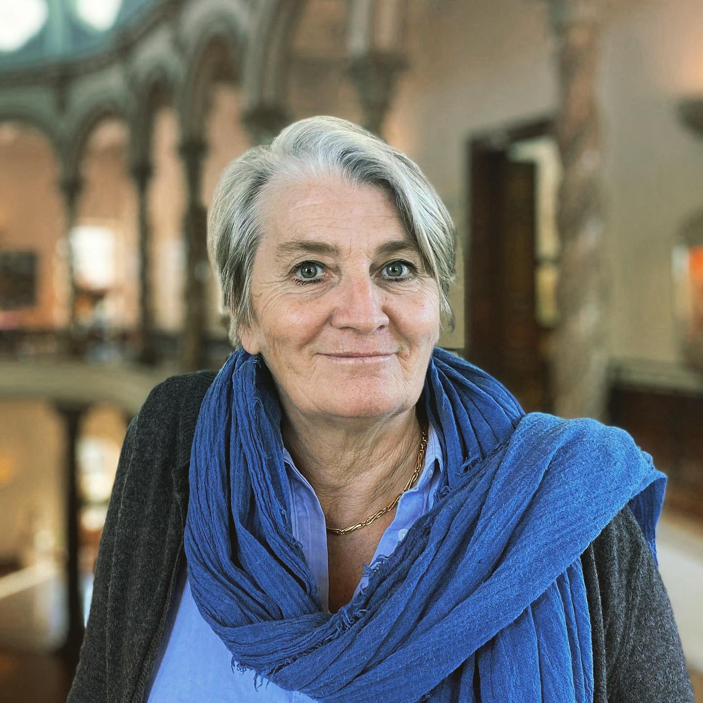 « En France, certains magasins ont mis en place des « caisses blablabla » : ce sont des caisses où les client.e.s peuvent prendre le temps de bavarder avec le caissier ou la caissière. Peut-être que nous devrions introduire cette pratique dans les musées, » suggère Hélène de Ryckel, responsable de la médiation culturelle au @museearianageneve .
Dans son entretien avec mediamus, elle décrit sa vision du musée du futur, explique comment éveiller l’intérêt d’un public jeune pour les céramiques et fait le bilan du projet de médiation « L'art pour tous, tous pour l'art », en décembre dernier. Cet événement a attiré plus de 1200 personnes en deux jours.
Vers l’interview « mediamus chez… Hélène de Ryckel » : lien dans la bio ☝️
#mediamuschez #mediationculturelle #artpourtoustouspourart #geneve #museeariana #cultureinclusive