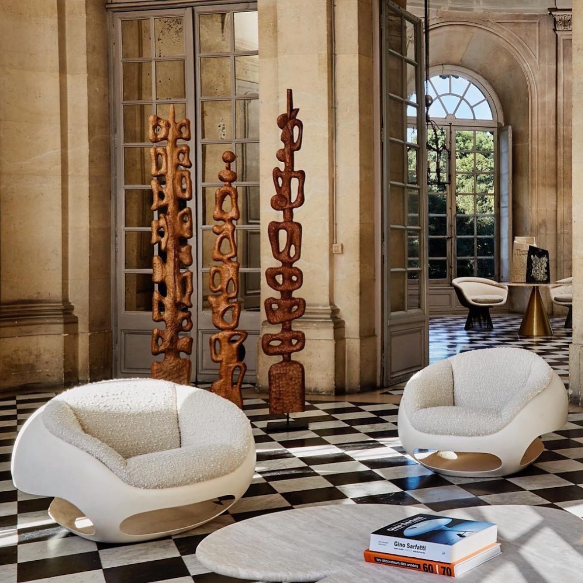 Old meets new, such a wonderful combination. The great @galerieglustin in Champlâtreux ! Photo by @agenceisola