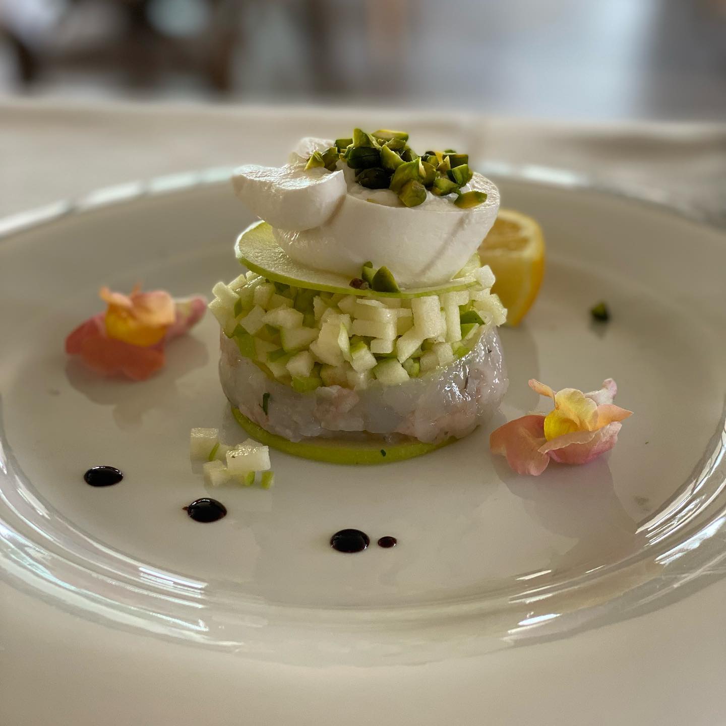 Tartare di scampi con mela verde, burrata e pistacchio
#villapioppi #villapioppihotel #villapioppirestaurant #villapioppipizzeria #sirmione #gardalake
