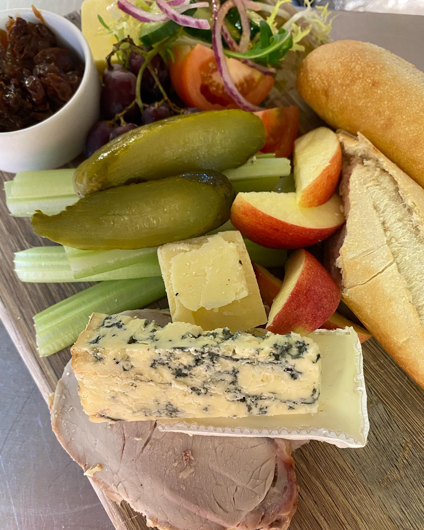 Great line of beers today on the hand pulls and Harvey’s Best also available straight from the barrel! Perfect in this lovely spring weather with a 3 Cheese & Pork Ploughman’s! #springtime #publunch #publife #pubgrub @harveysbrewery @heartofsevenoaks #community