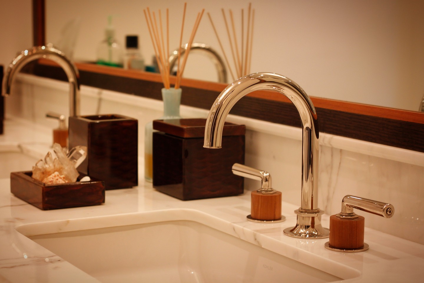 Polished nickel, ebony oak and accents of teak all layered on a background of dreamy calacatta...oh what a beautiful symphony of materials.
#authenticarchitectureandinteriordesign
#luxurybathrooms
#wtrwrks
#kohler
