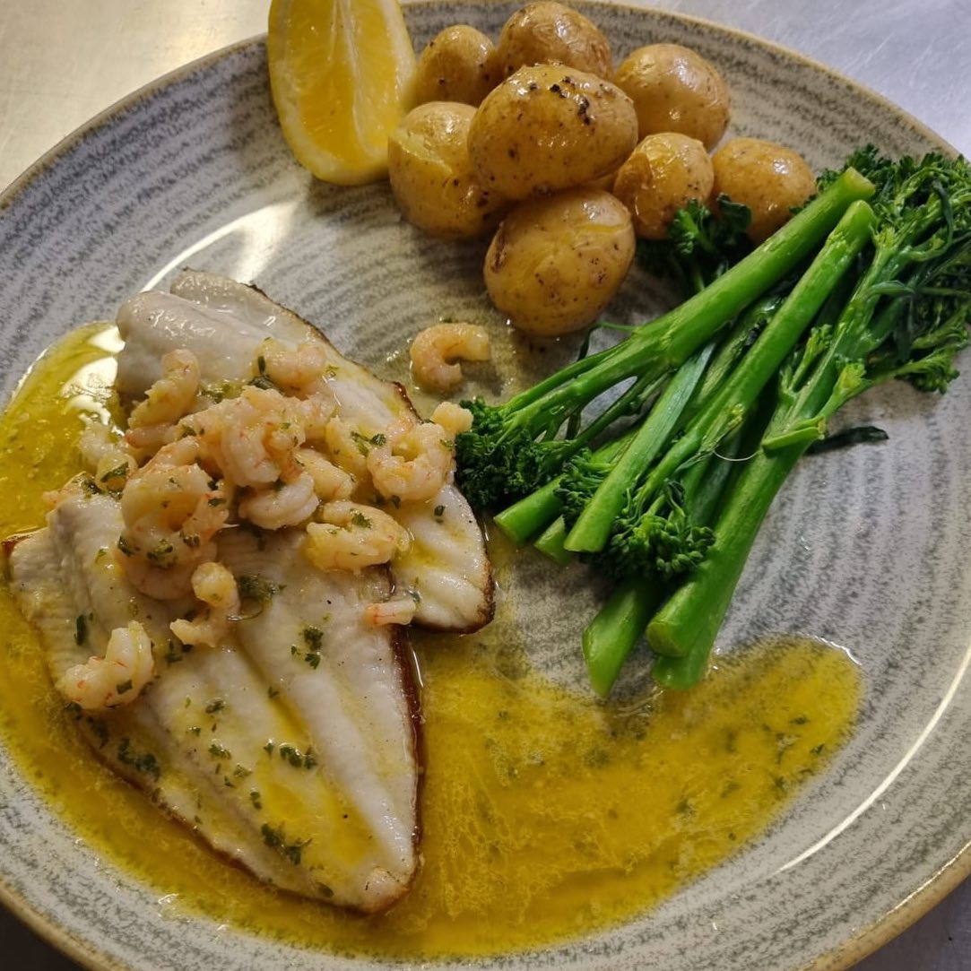 Tasty dish of Plaice Fillets from @chapmans_fish with Garlic & Prawn Butter served with Tenderstem & New Potatoes. Perfect on a sunny spring day! #pubgrub #freshfish #support #publife #freshfish #plaice @harveysbrewery @heartofsevenoaks