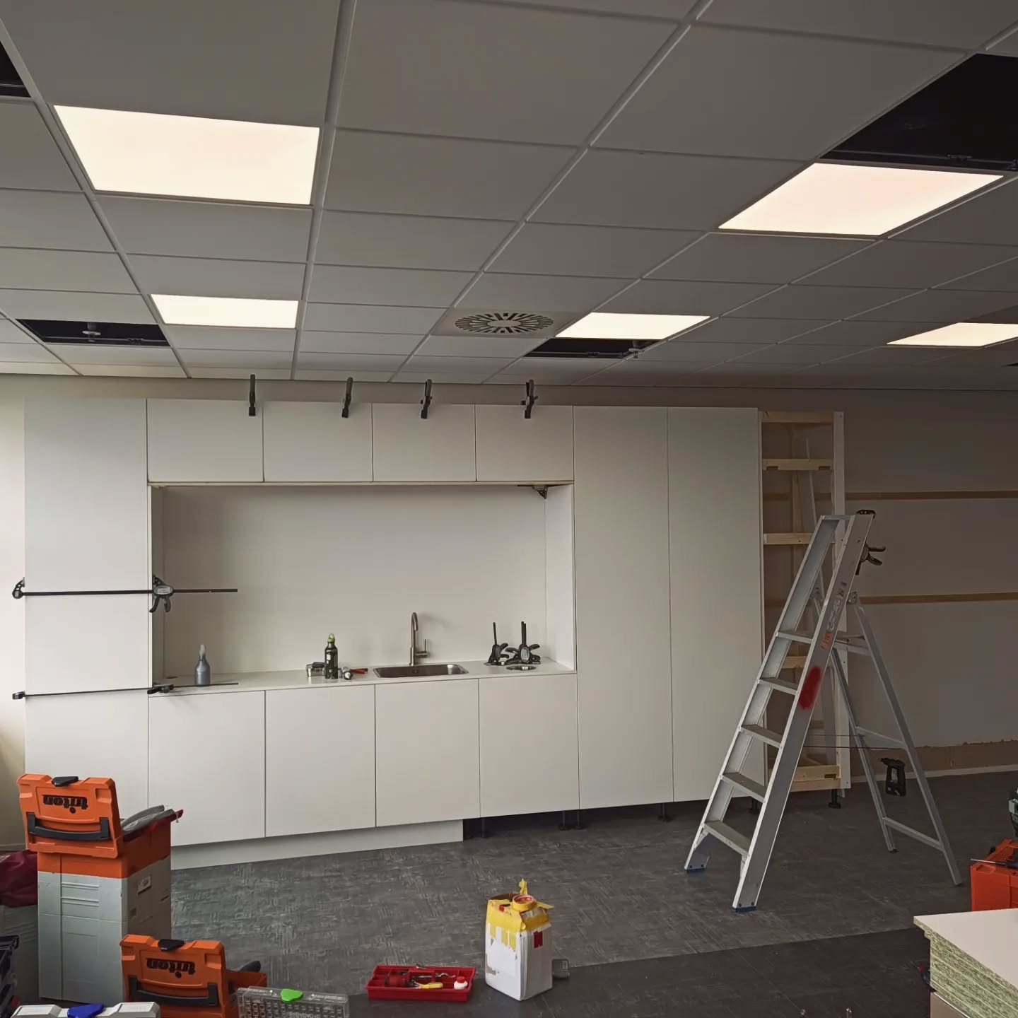 De opdracht gekregen voor het maken van het interieur en de meubels voor een grote vergaderruimte. Vandaag gestart met de #pantry en #radiatorombouw.
#kantoorinrichting #meubelsopmaat #maatwerkmeubels #snijdthout #interieurbouw #meubelmaker