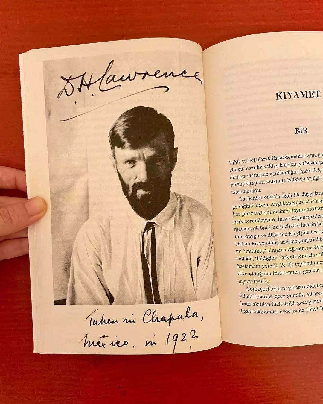 Teşekkürler @rumeysakiger
& @cokiyiisler
••••••••••••••••••
Kutsal kitaplarla erken yaşta tanışmış zihinlerin dönüşümüne büyük ilgi duyarım. Meşhur Lady Chatterley'nin sevgilisi kitabının yazarı D. H. Lawrence'ın Kıyamet kitabında okuduklarım çok ilginç ve kolaylıkla empati kurabildiğim türden. Şu alıntıya bir bakın: "...Çocukluğumdan ergenliğime kadar, Anglikan Kilisesi'ne bağlı olmayan her çocuk gibi, her gün zavallı bilincime, doyma noktasına kadar, İncil akıtmak zorundaydım. İnsan düşünemeden, hatta biraz olsun anlayamadan çok önce bu İncil dili, İncil'in bölümleri, iyice massedilene, tüm duygu ve düşünce işleyişine tesir eden bir etki haline gelene kadar akıl ve bilinç üzerine "şırınga" edilir. Bu yüzden, bugün İncil'i kesinlikle, "bildiğimi" fark etmem için sadece bir bölümünü okumaya başlamam yeterli. Ve ilk tepkimin hoşnutsuzluk, tiksinti ve hatta öfke olduğunu itiraf etmem gerekir. İçgüdülerime kadar öfke doluyum İncil'e."
İncil'i üniversite yıllarında okumuş ve Türkiye'de yetişmiş olsam da, seyrettiklerim ve okuduklarım üzerinden bile Lawrence'in bahsettiği bilme halinin bir versiyonunu yaşadığımı hissediyorum.
Bu güneşli Pazar günüm, Selim Karlıtekin'in kurduğu Telemakkitap'tan Figen Dereli çevirisi ve Gilles Deleuze önsözüyle çıkan bu kitapla geçti. Şu ara otobiyografik bir WhatsApp tiyatrosu yazıyorum ve çocuklukta dinle kurulan ilişki türleri üzerine uzun uzun düşünüyorum. Bu kitap da tam üstüne denk geldi diyebilirim. Ayrıca D. H. Lawrance'ın bu kadar yakışıklı olduğunu bilmiyordum. @selimkarlitekin @telemakkitap #çokiyiişler #çokiyiişlertavsiyesi #kitap #din #incil
Reposted from @cokiyiisler