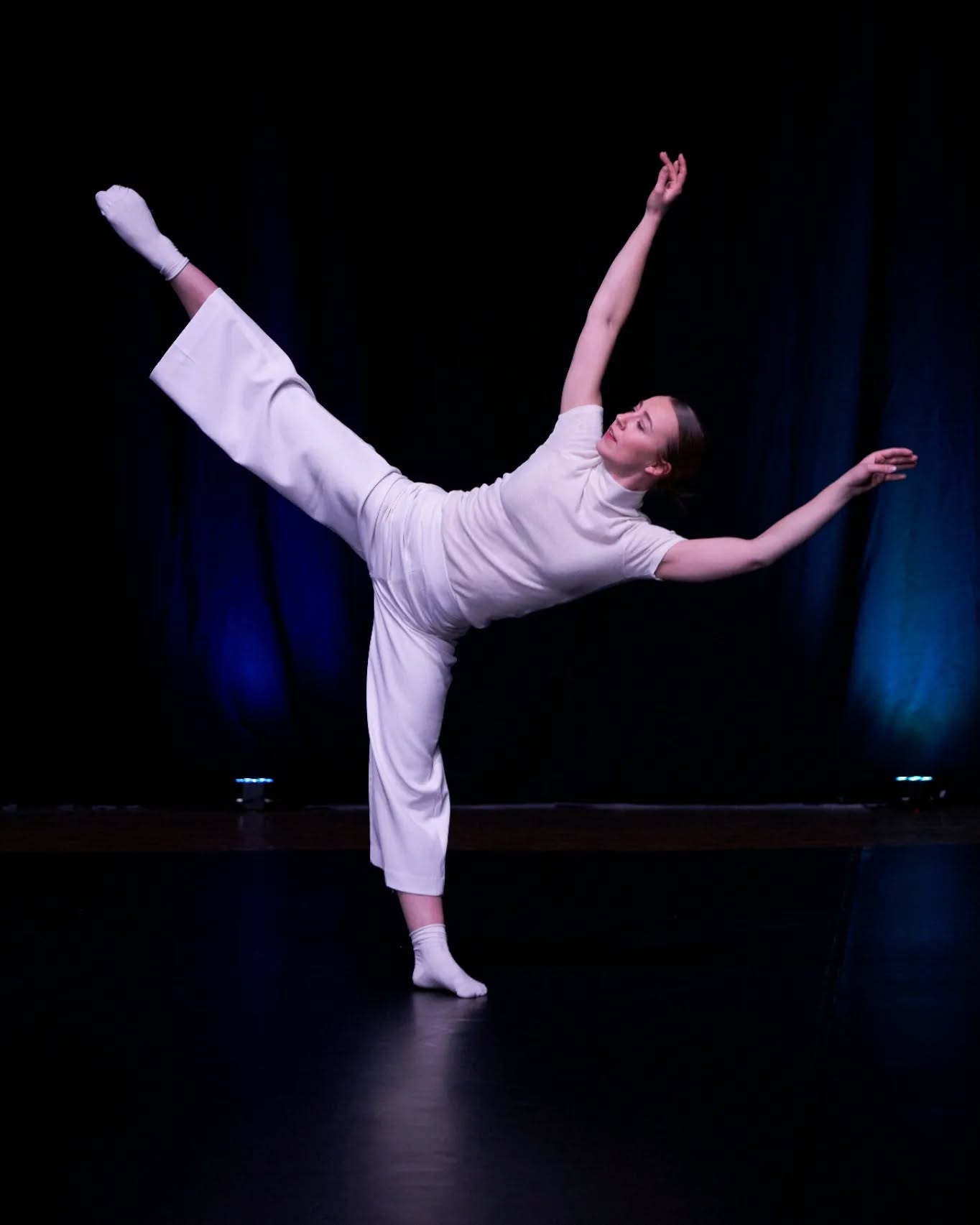 Retour sur la première de The White Room avec @azothdancetheatre -
Chorégraphe @jonathanbreton
✨🤍
📷 @m2tech_41
#azothdancetheatre #azothartscenter #onstage